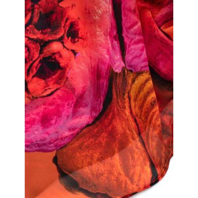 Pink & Red Roses Silk Kaftan For Sale 5
