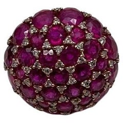 Bague de cocktail fantaisie en or rose pavé de diamants et cabochon de rubis rouge rose