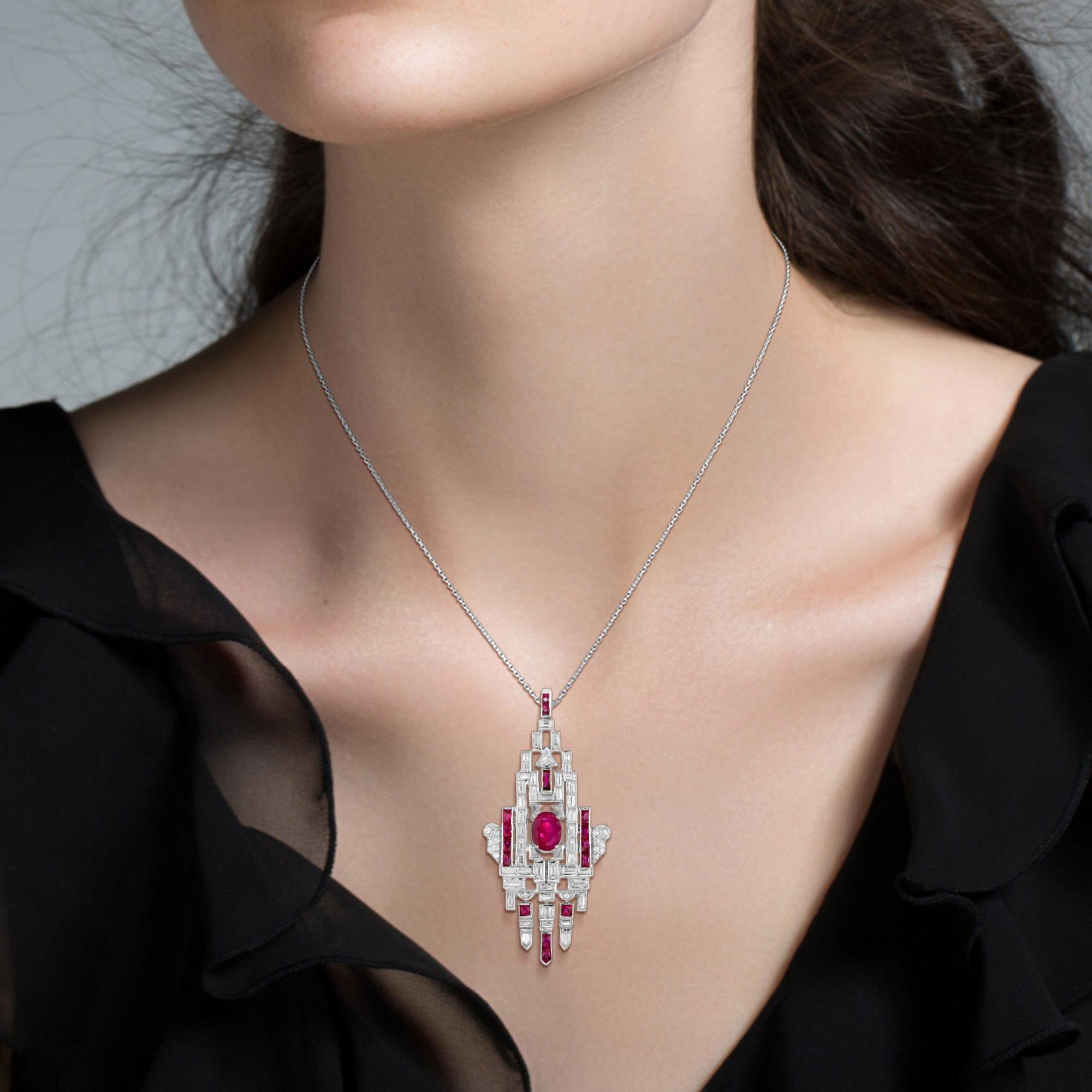 Taglio ovale Ciondolo in oro bianco 18 carati con rubino rosso rosa e diamanti in stile Art Deco con motivo geometrico in vendita