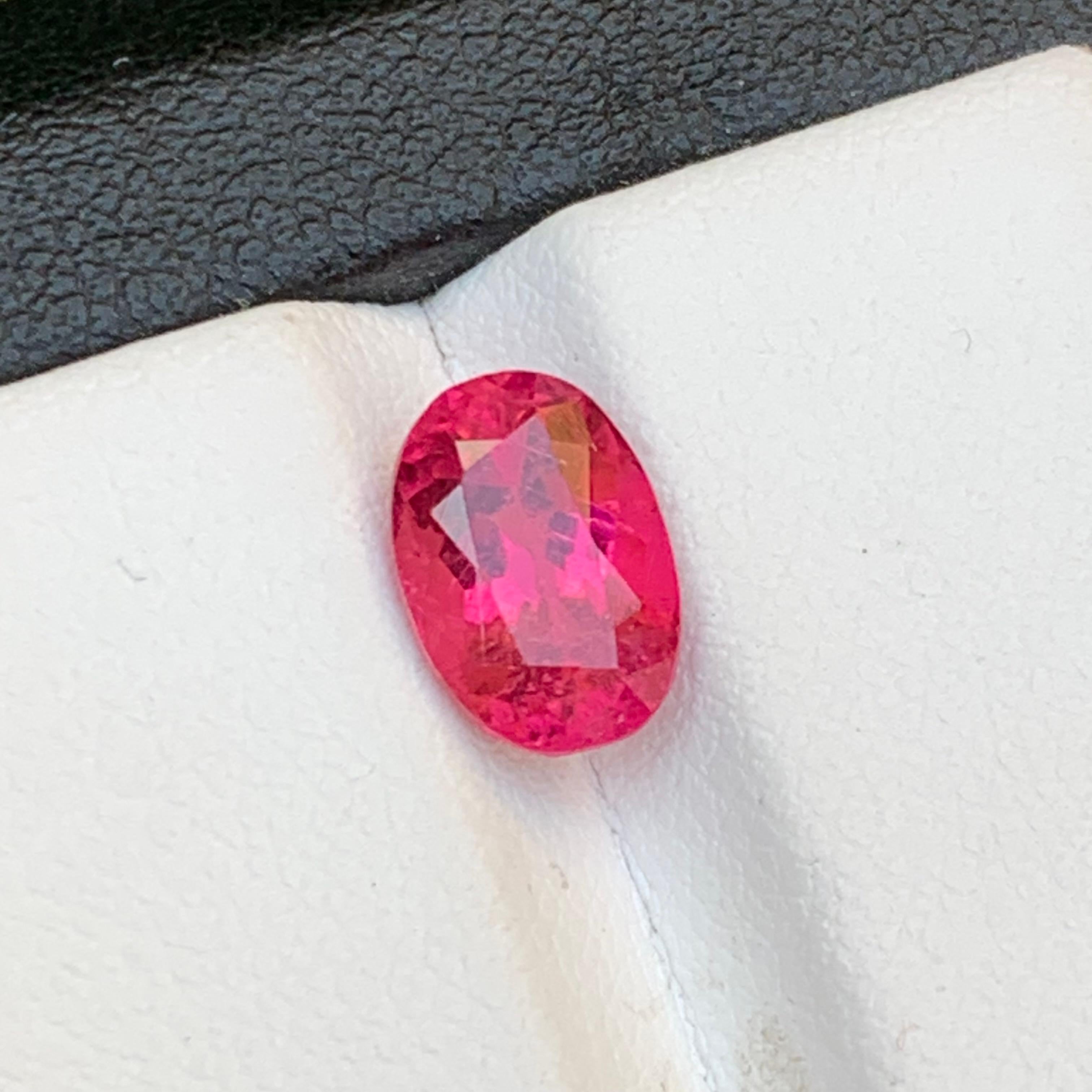 Tourmaline naturelle rose teinte rougeâtre en vrac  Pierre précieuse pour bague, collier, pendentif ou tout autre bijou - taille coussin ovale

💎 TYPE DE PIERRE PRÉCIEUSE : Tourmaline
⚖️ POIDS : 2.20 Carats
🪚 SHAPE & CUT : Coupe ovale
📏 TAILLE