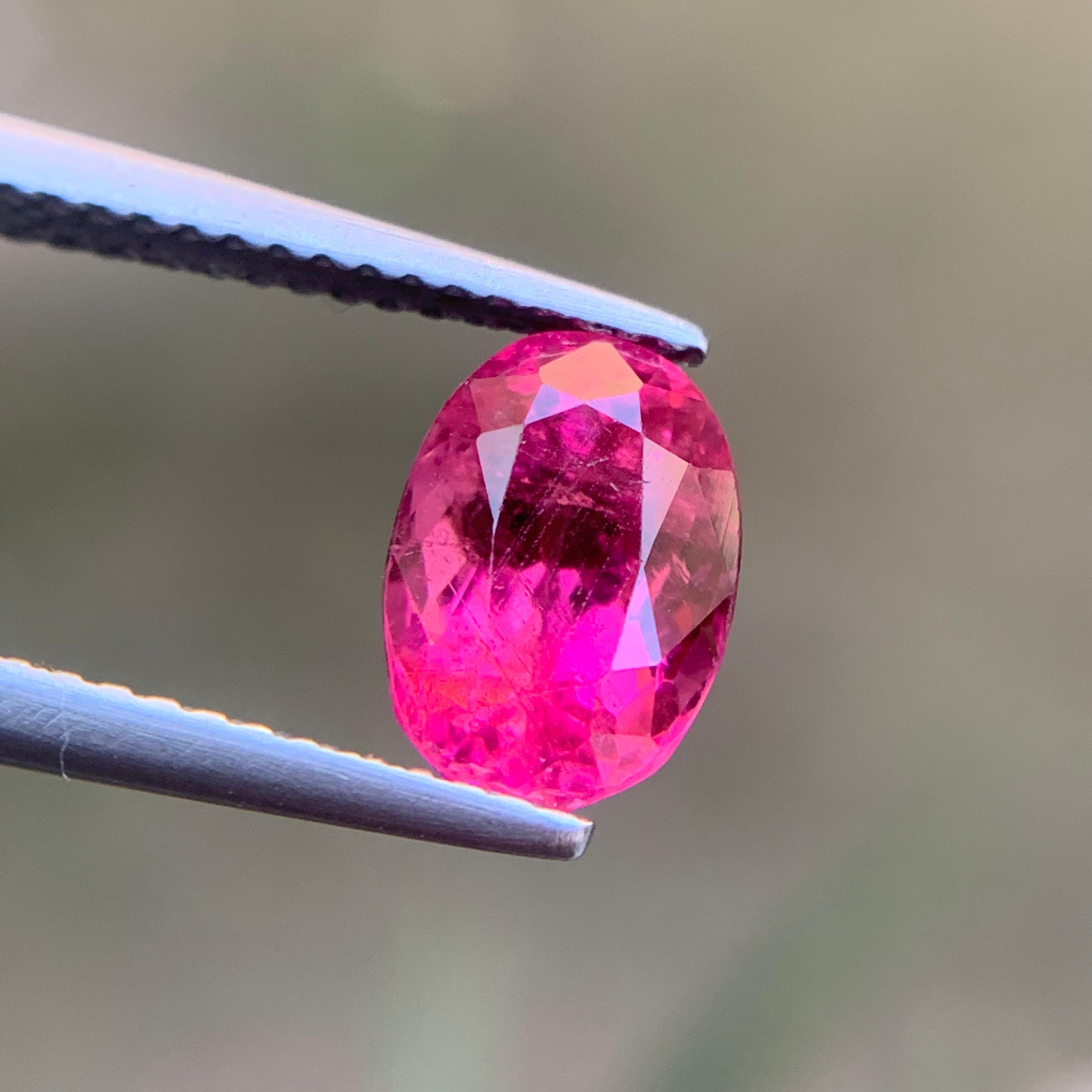 Contemporain Bague en tourmaline naturelle rose rougeâtre de 2,20 carats, pierre précieuse de taille ovale en vente