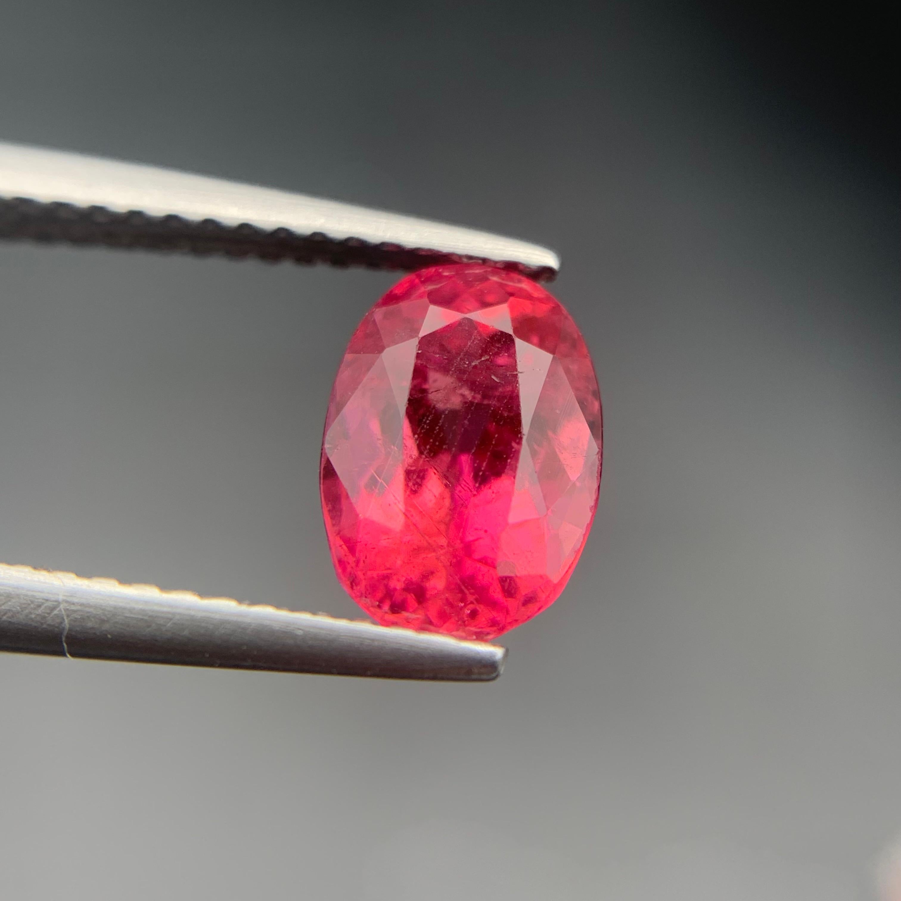 Taille ovale Bague en tourmaline naturelle rose rougeâtre de 2,20 carats, pierre précieuse de taille ovale en vente