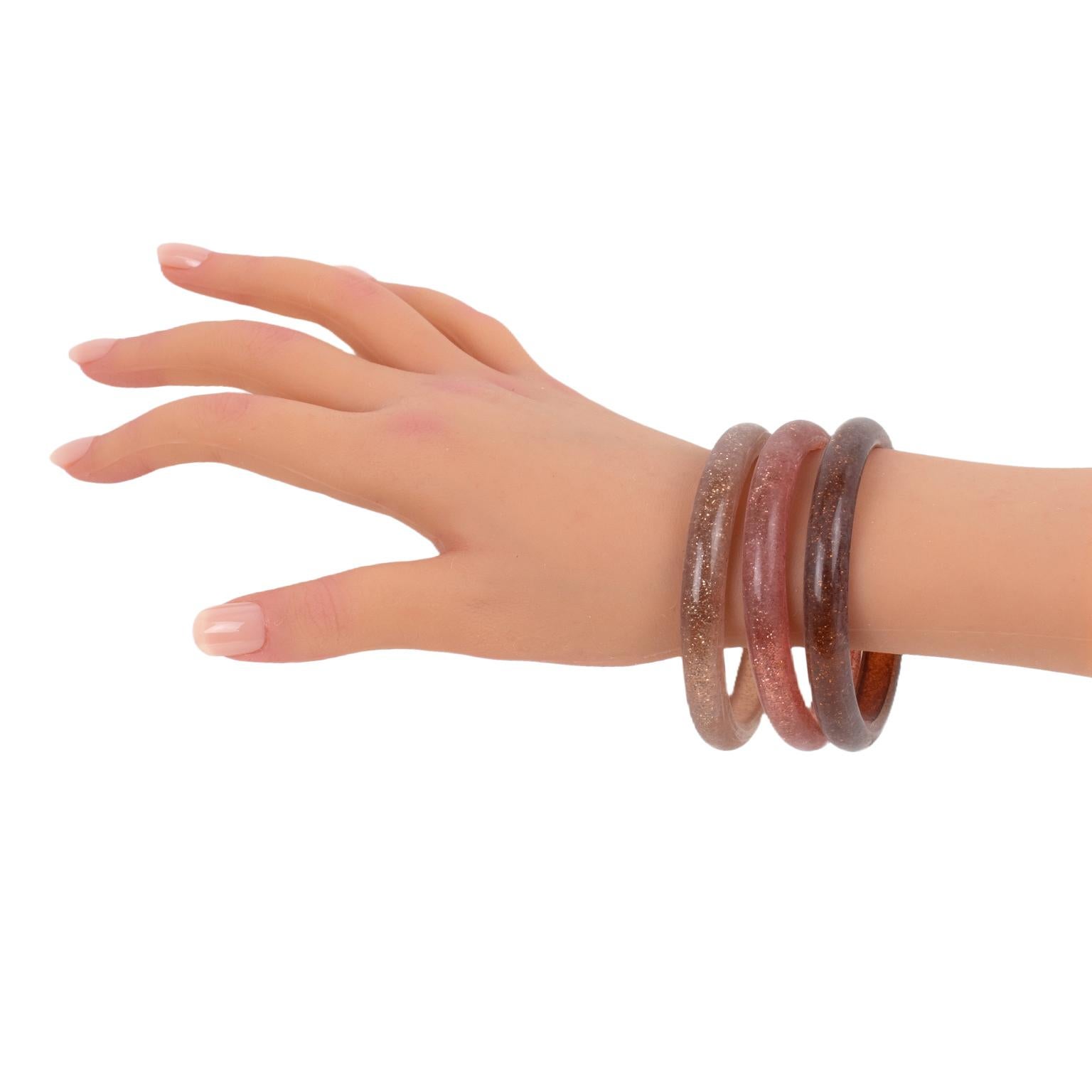 Rosa Harzarmband Armreif mit Silberkonfetti, ein Trio im Angebot 1