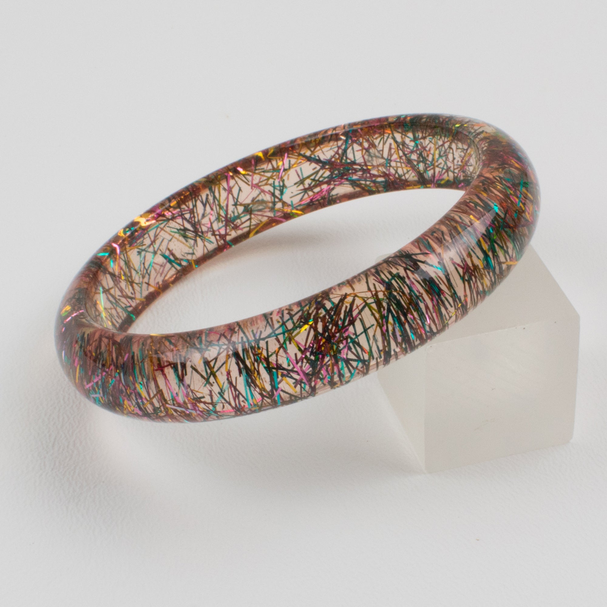 Bracelet jonc en résine rose avec paillettes multicolores