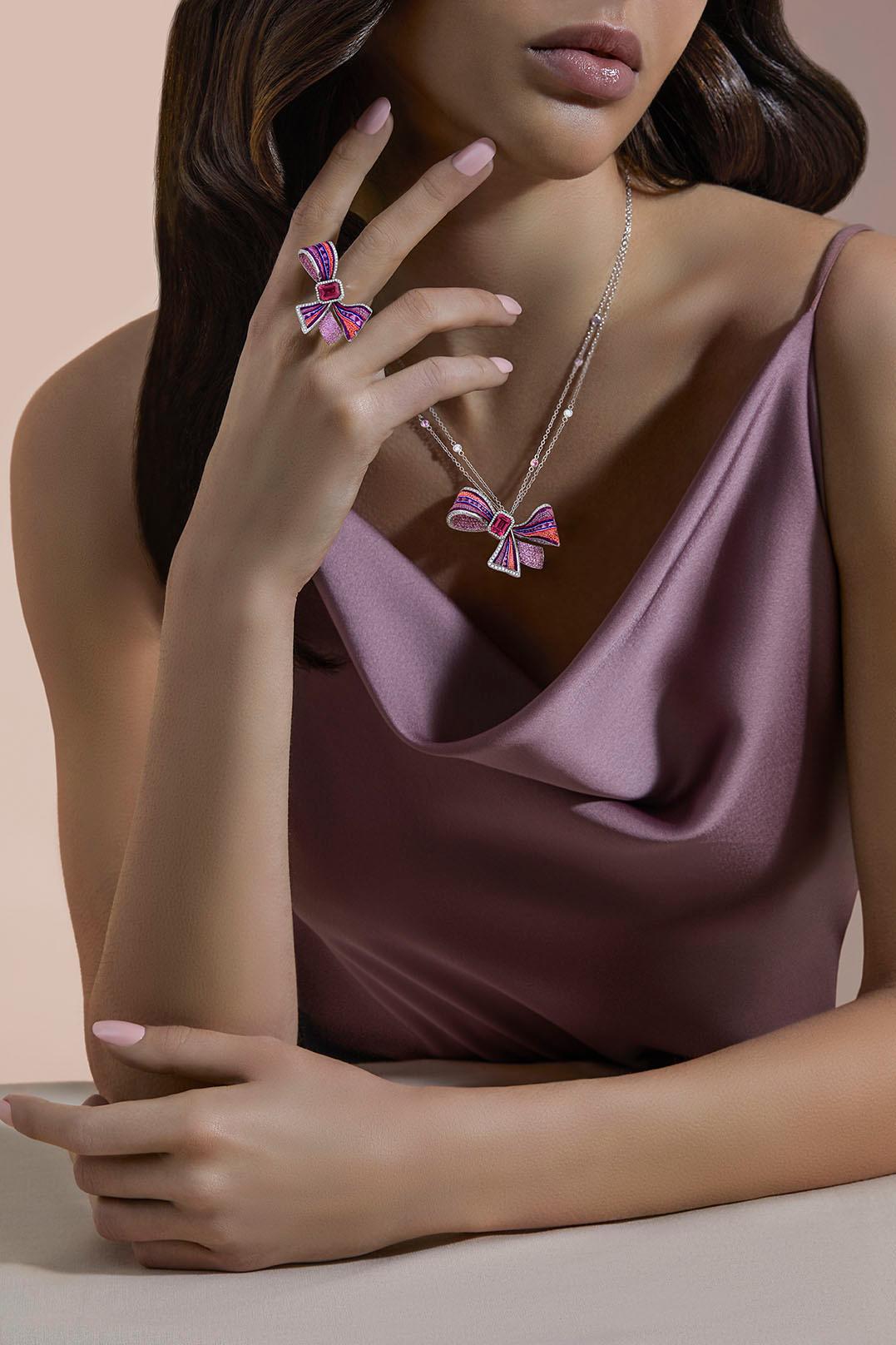 Description

A pink ribbon where micromosaic tiles are used as a special yarn to create this spectacular three-dimensional effect. The central tourmaline gives it additional shine.

Details

White gold 18K, White diamonds 1.47ct, Pink sapphires