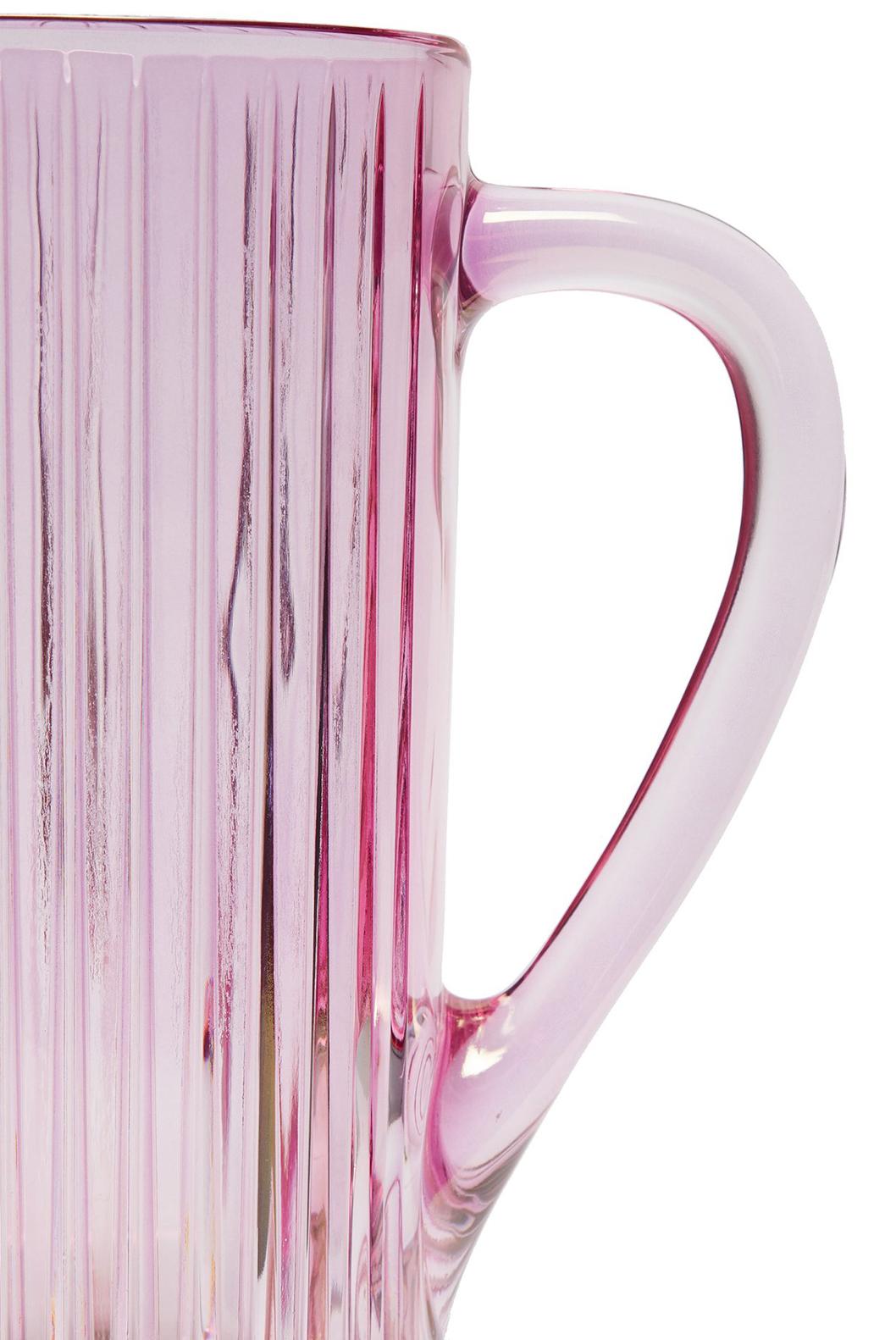 Dieser Glaskrug ist von Hand in einem kräftigen Rosaton gefärbt. Das äußere Glas ist vertikal gerillt und hat eine irisierende Oberfläche.

Zusammensetzung: Glas
Farbe: Rosa
Nur Handwäsche
Hergestellt in Italien