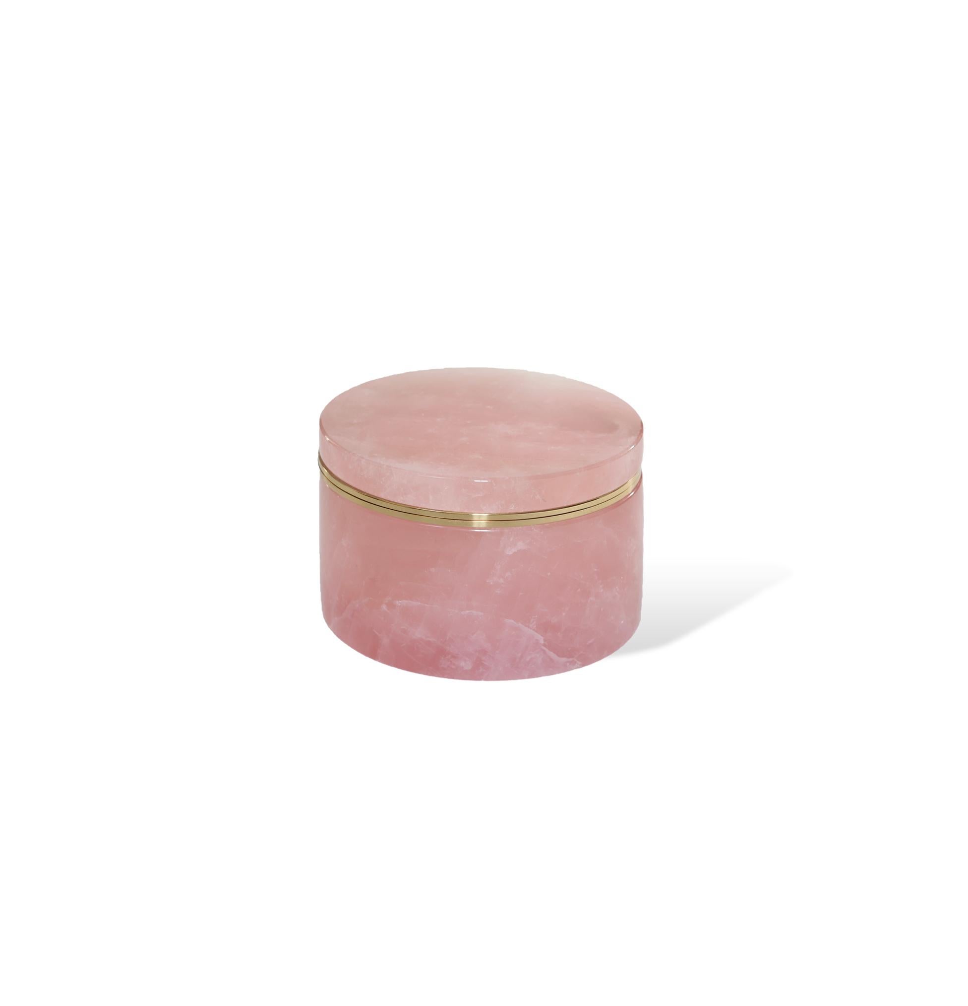 Fein geschnitzte Dose aus rosa Bergkristall mit Deckel, poliertes Messingdekor. Erstellt von Phoenix NYC.
Kundenspezifische Größe und Ausführung auf Anfrage.
   