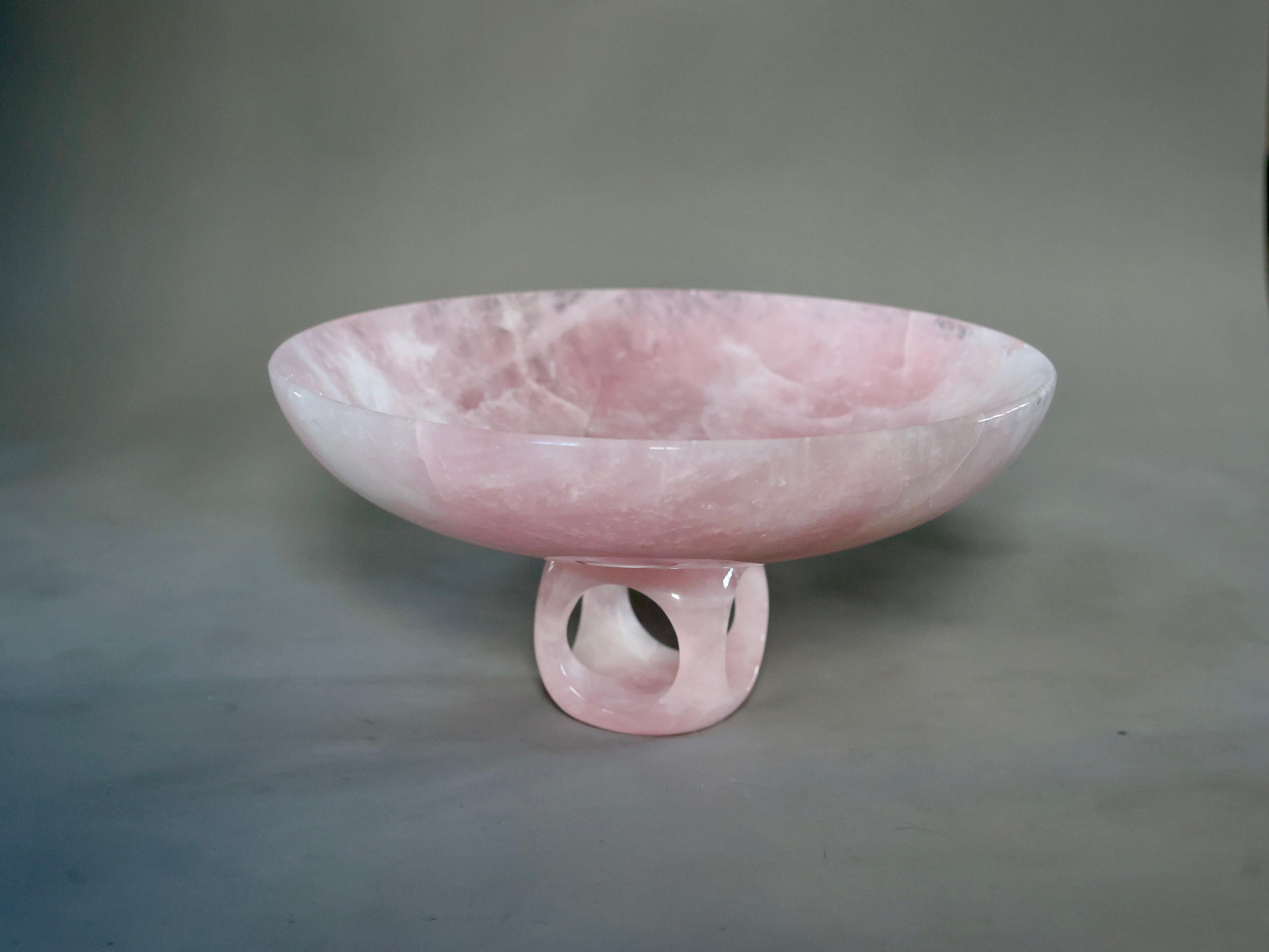 Centro de mesa de cristal de roca rosa finamente tallado .

Creado por Phoenix 