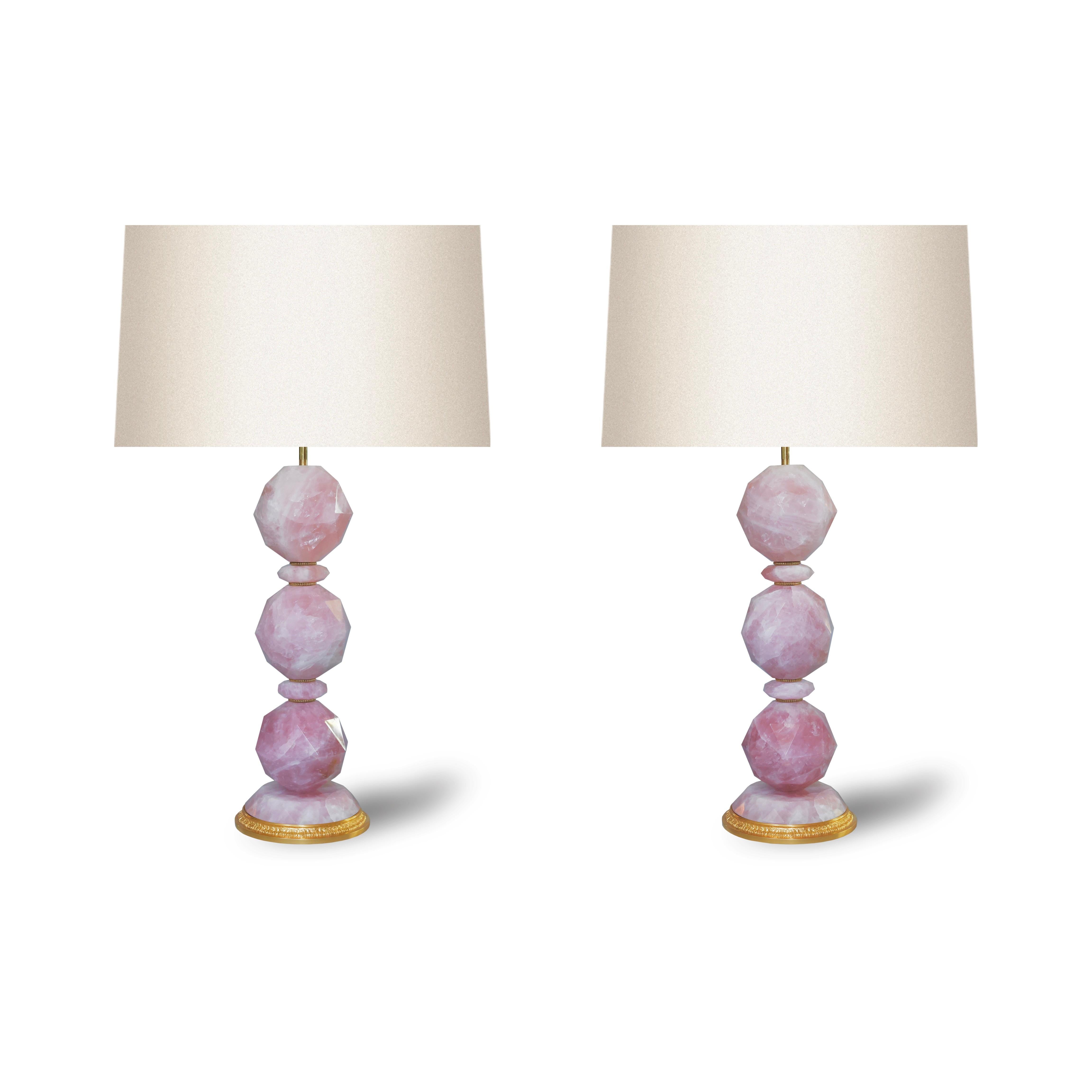 Globos multifacéticos de cristal de roca rosa finamente tallados con bases de latón dorado.

a la parte superior del cristal de roca 22 pulgadas.

Creado por Phoenix 

Las pantallas no están incluidas 