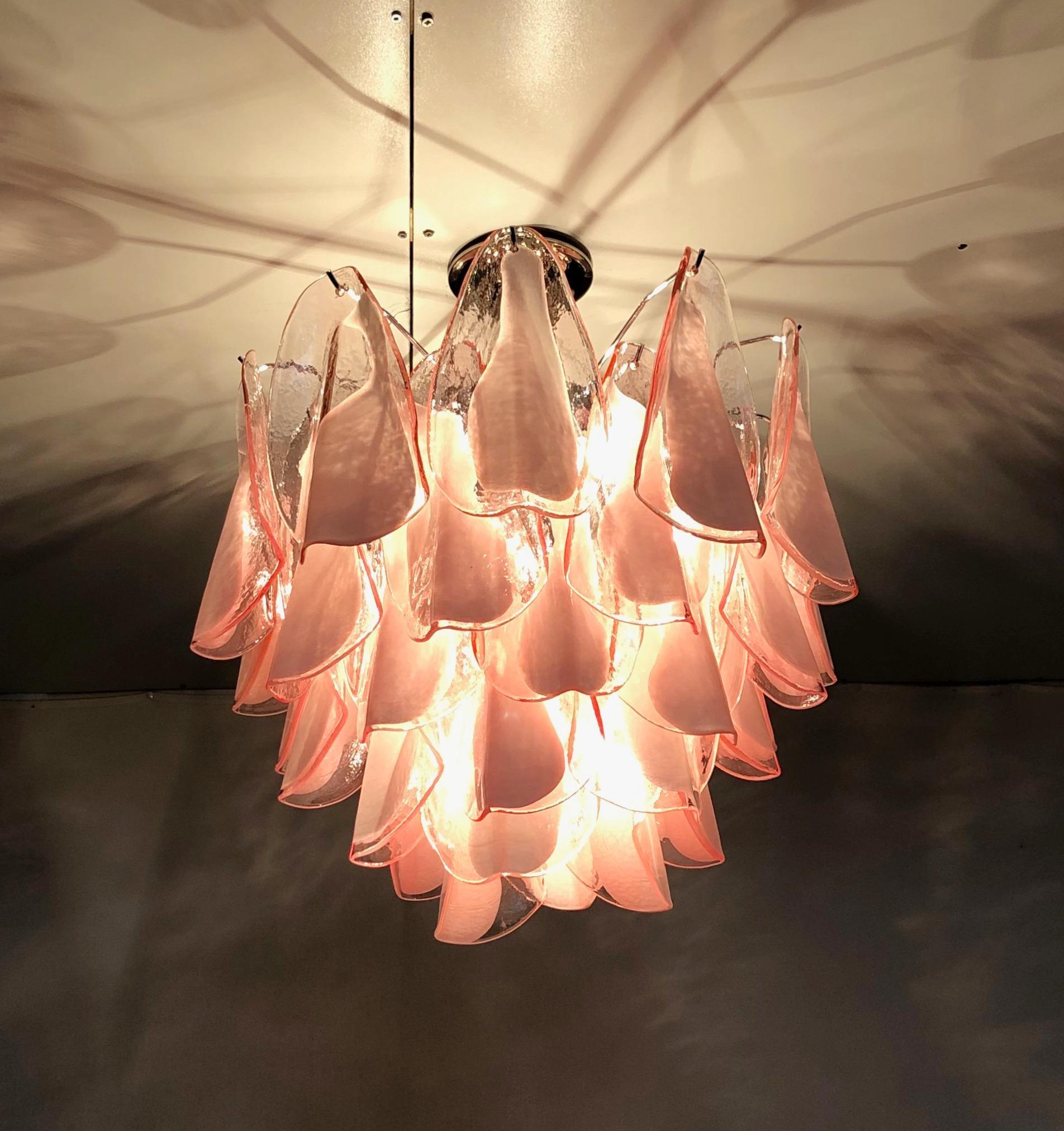 Lampadario italiano con petali in vetro di Murano rosa e bianco latte, montati su una struttura in nichel / Disegnato da Fabio Bergomi per Fabio Ltd, ispirato a Vistosi / Made in Italy
5 luci / tipo E26 o E27 / max 60W ciascuna
Misure: Diametro: