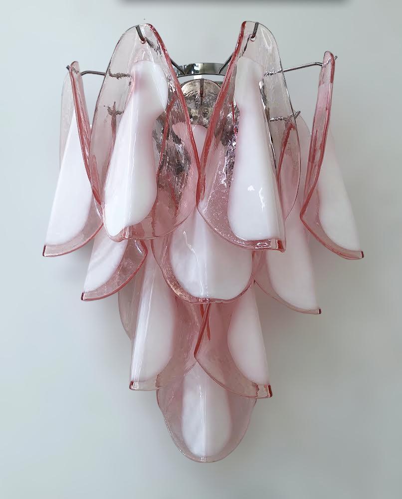 Aplique italiano representado con pétalos de cristal de murano rosa y blanco lechoso, montado en un marco acabado en níquel / Diseñado por Fabio Bergomi para Fabio Ltd, inspirado en Vistosi / Fabricado en Italia
3 luces / tipo E12 o E14 / máx. 40W