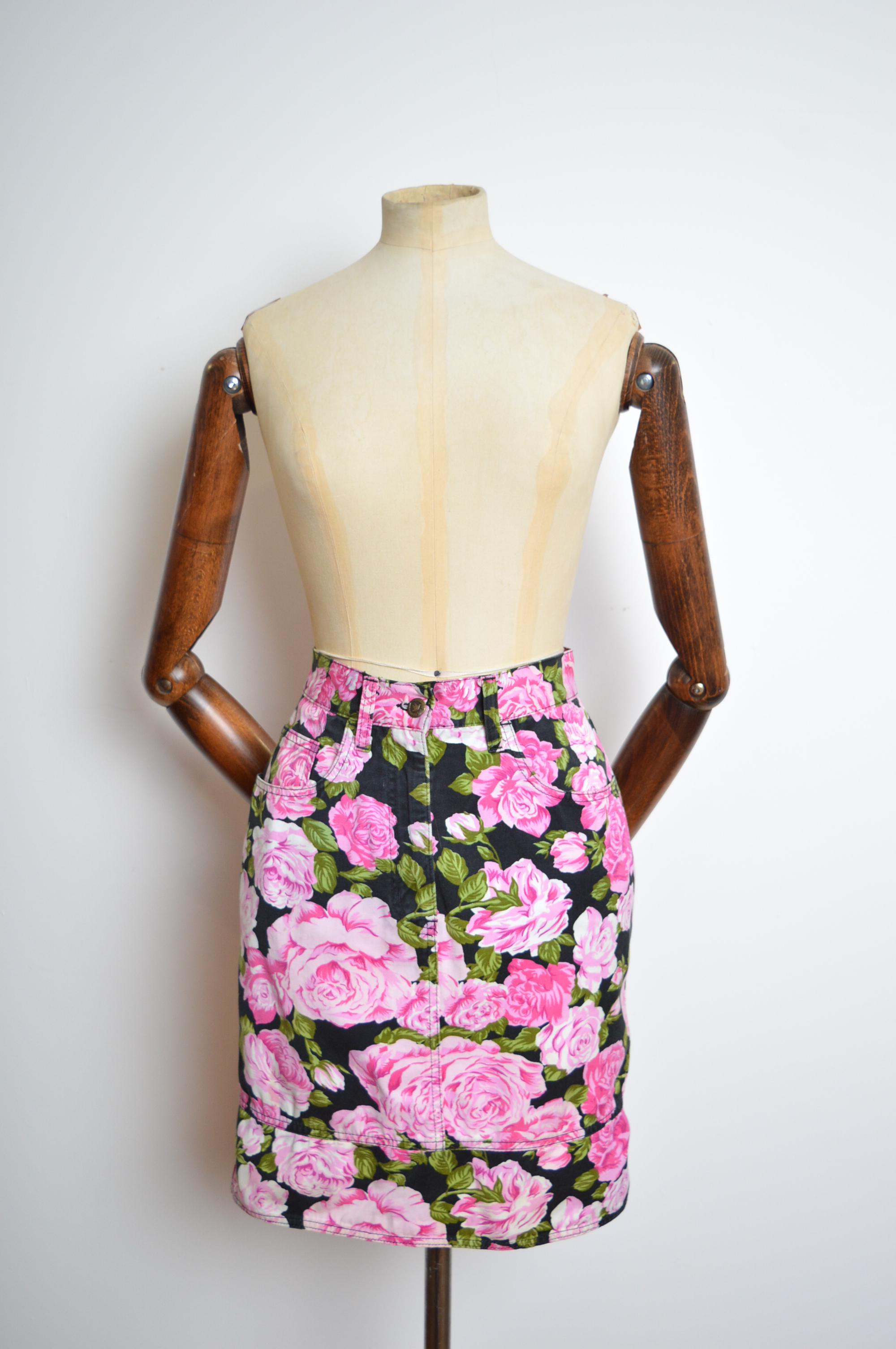 Gonna a vita alta con stampa rosa e peonie MOSCHINO anni '90 
Made in Italy!
100% cotone 
Colore rosa e nero / Classico design a 4 tasche con chiusura a zip e bottoni / Vestibilità a vita alta. 
Vita; 27