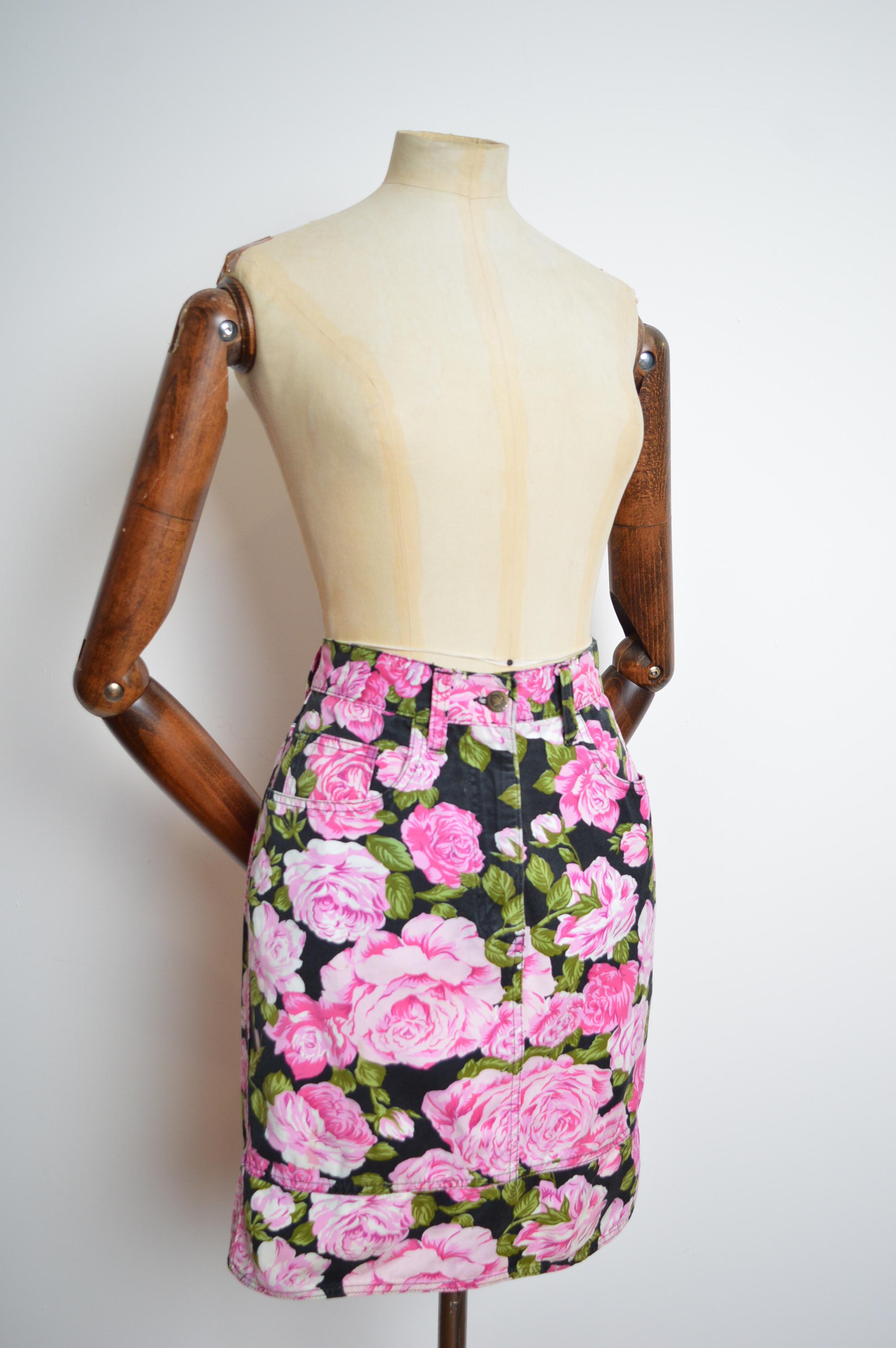 Gonna a vita alta con stampa rosa e peonie MOSCHINO anni '90 con motivo floreale In condizioni buone in vendita a Sheffield, GB