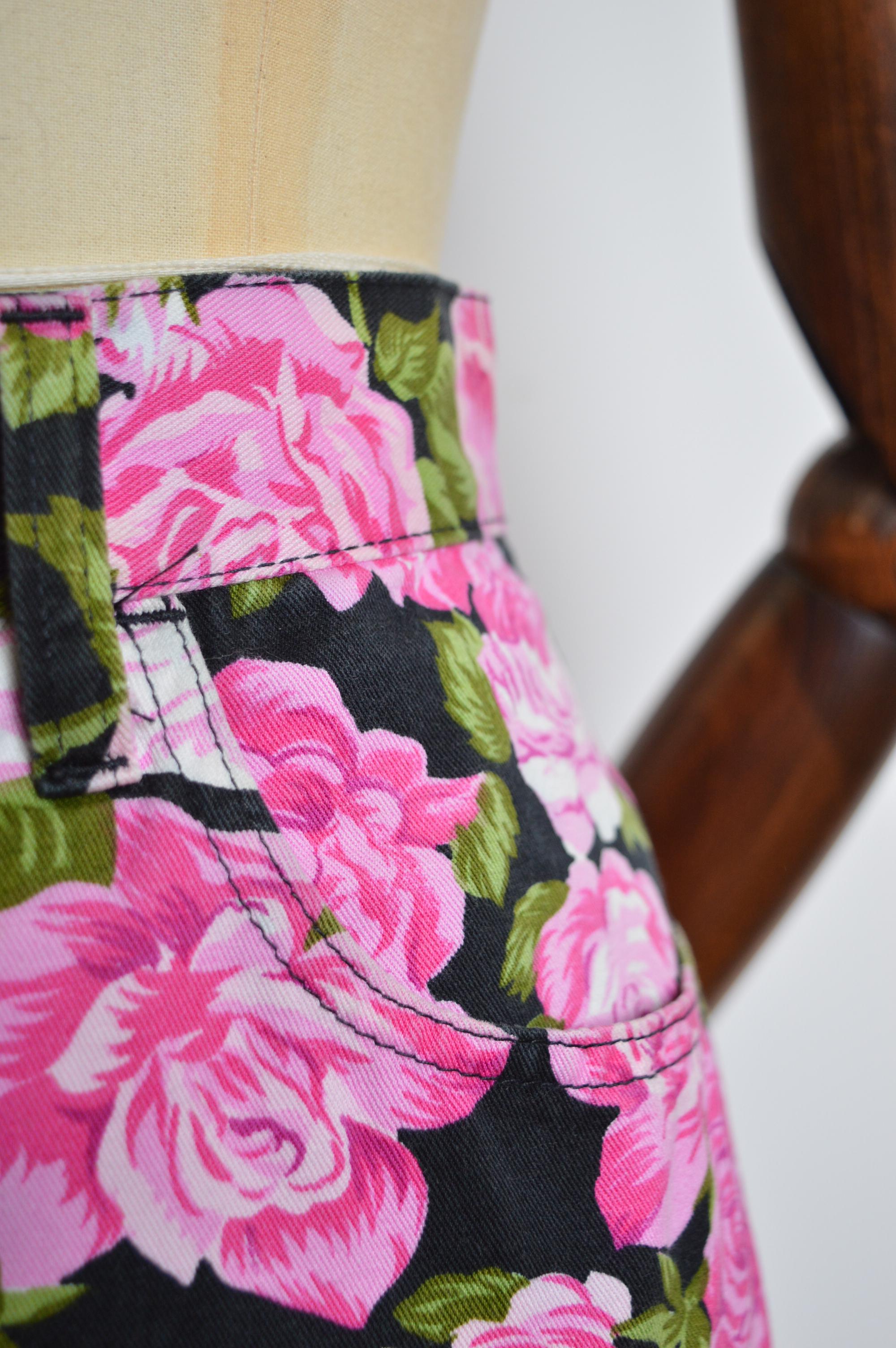 Donna Gonna a vita alta con stampa rosa e peonie MOSCHINO anni '90 con motivo floreale in vendita