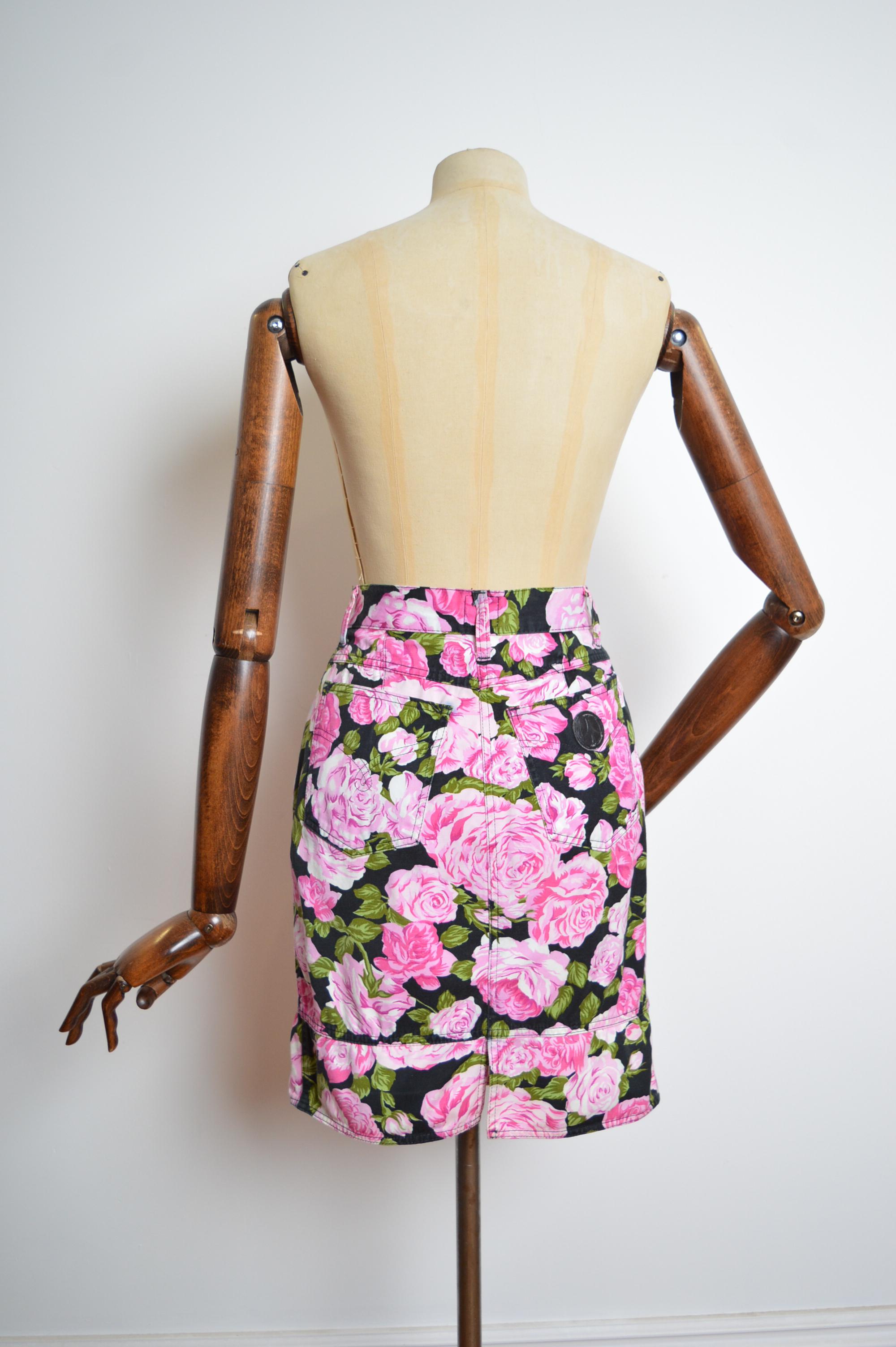 Gonna a vita alta con stampa rosa e peonie MOSCHINO anni '90 con motivo floreale in vendita 2