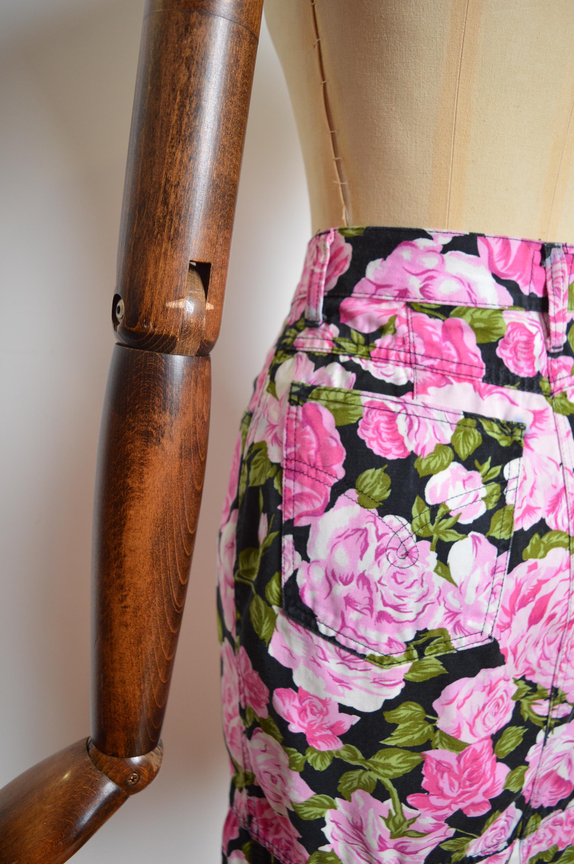 Gonna a vita alta con stampa rosa e peonie MOSCHINO anni '90 con motivo floreale in vendita 3