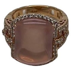 Bague cocktail unique en or rose 18 carats avec cabochon de quartz rose et halo de diamants