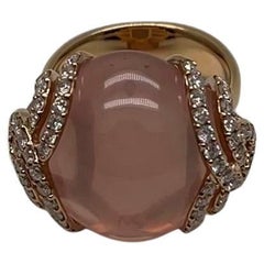 Bague cocktail vagues en or rose 14 carats avec quartz rose et cabochon de diamants roses