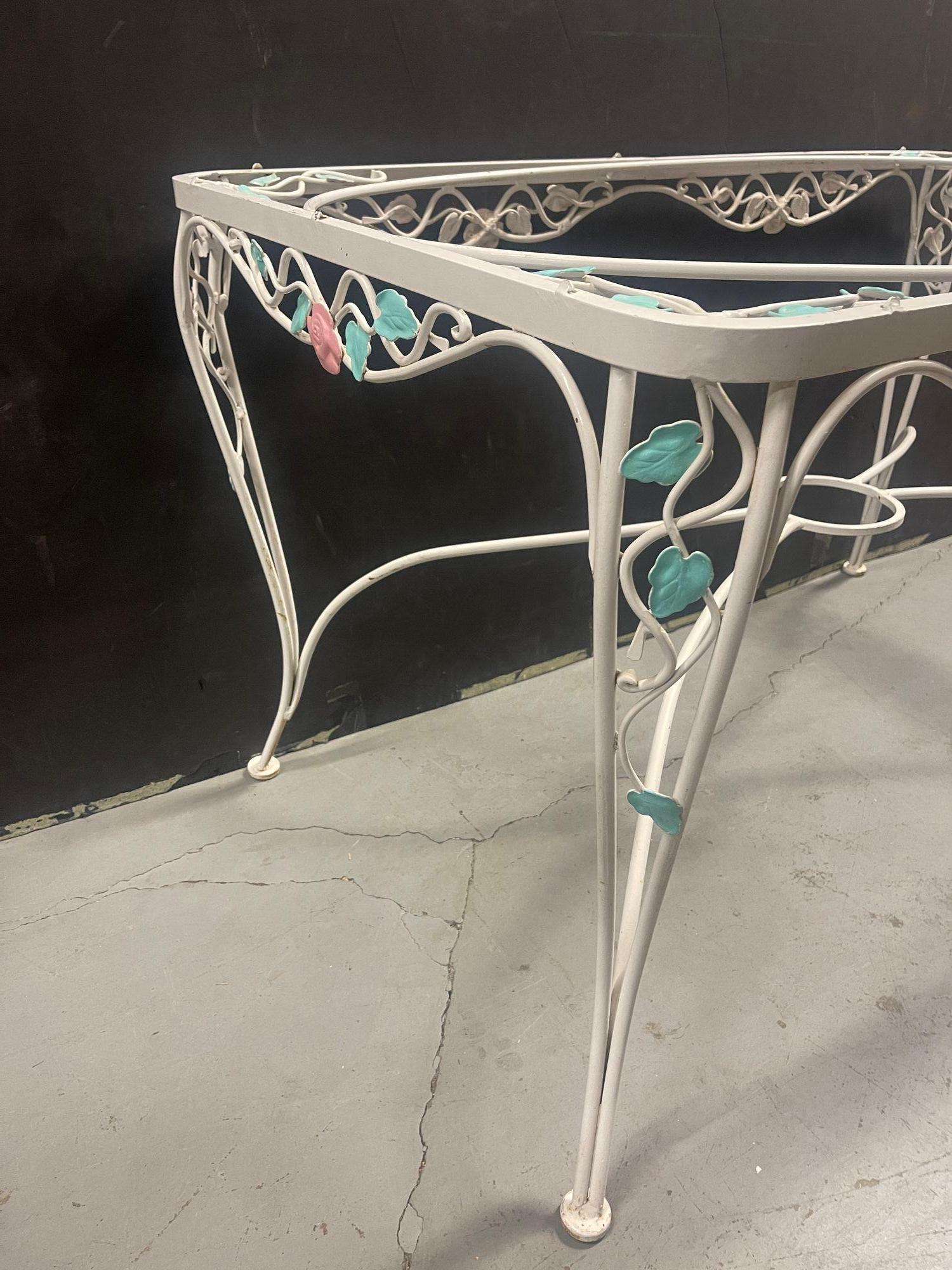 Table et chaises de jardin en fer blanc Pink Rose en vente 9