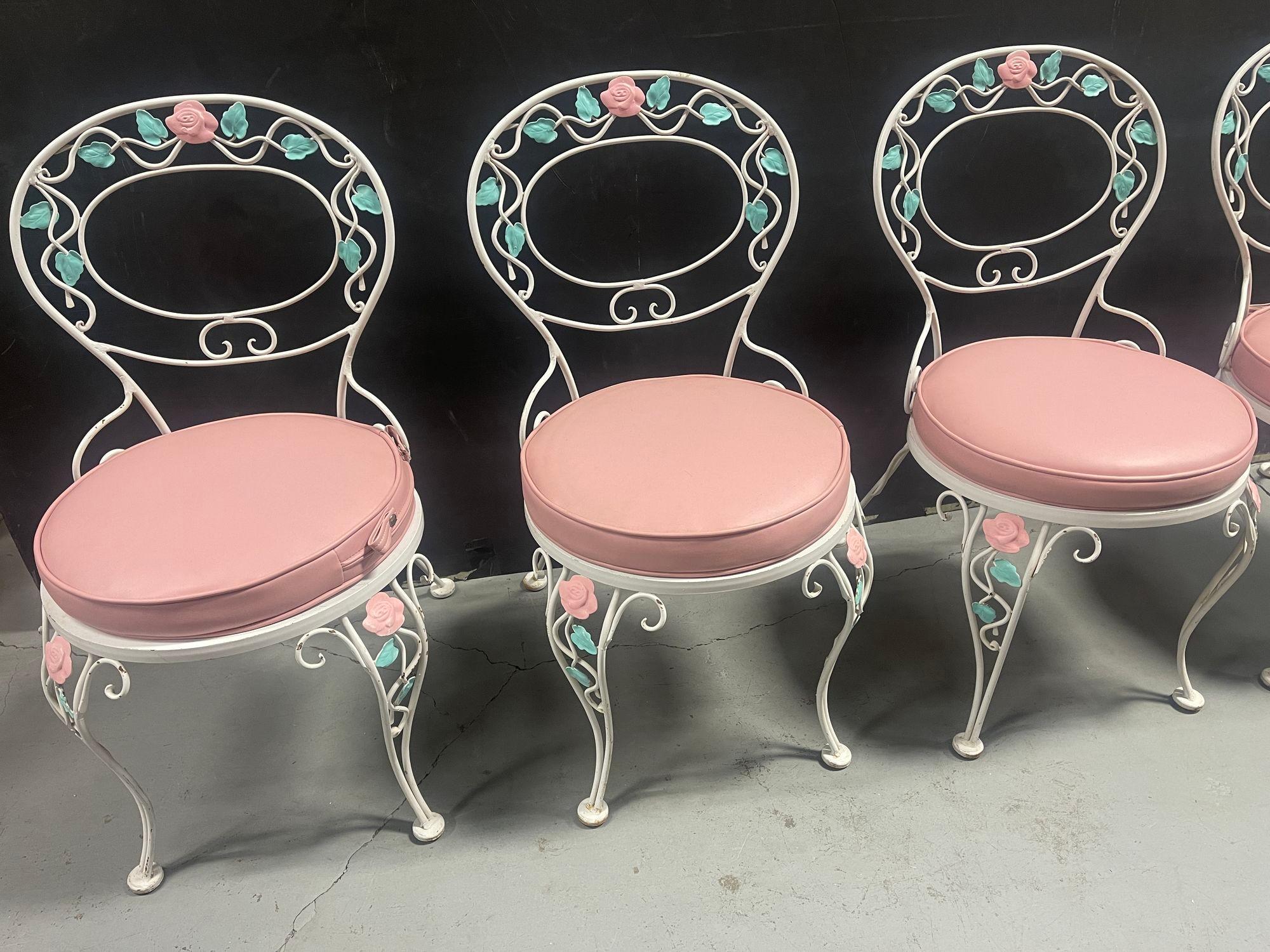 Das Pink Rose White Iron Garden Table and Chairs Set verkörpert Eleganz und Charme und ist eine malerische Ergänzung für jeden Außenbereich. Das Set ist aus robustem, weißem Eisen gefertigt und weist aufwändig gestaltete Rosenmotive auf, die Tisch