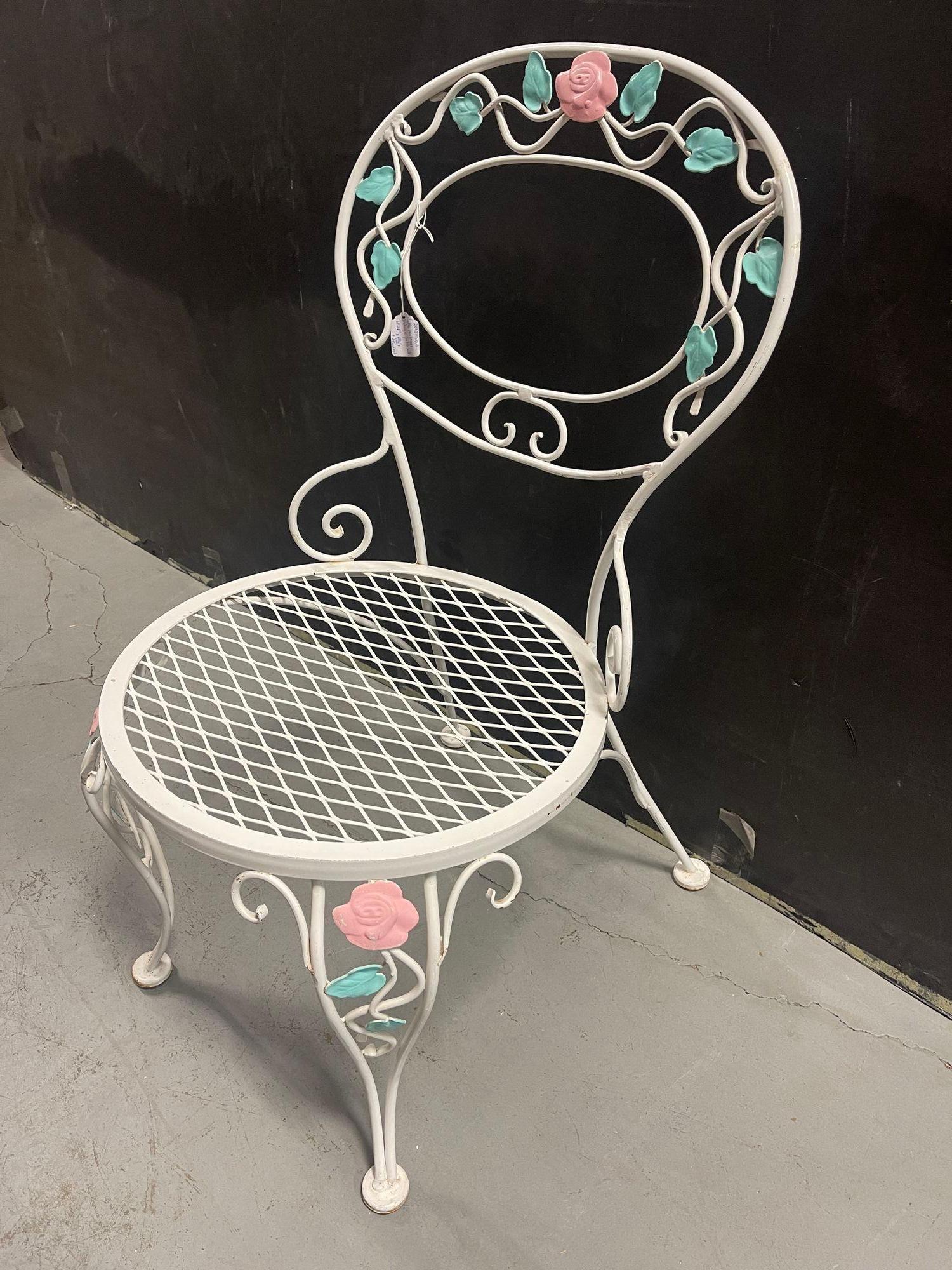 Pink Rose White Iron Garden Table and Chairs Set In Excellent Condition For Sale In Van Nuys, CA