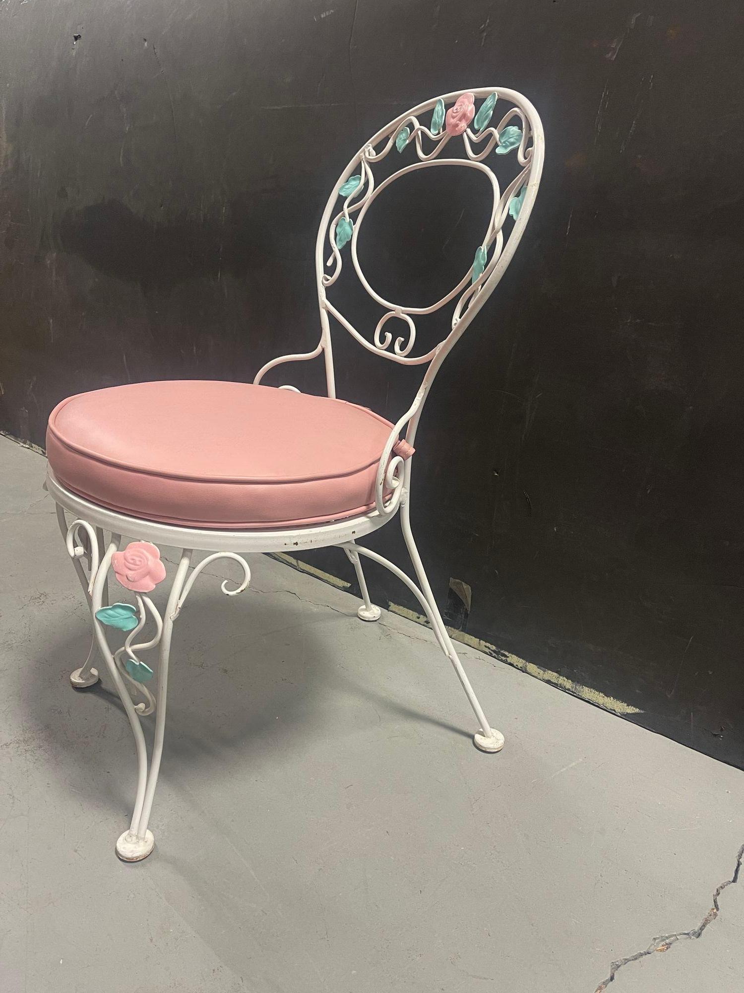 Fer Table et chaises de jardin en fer blanc Pink Rose en vente