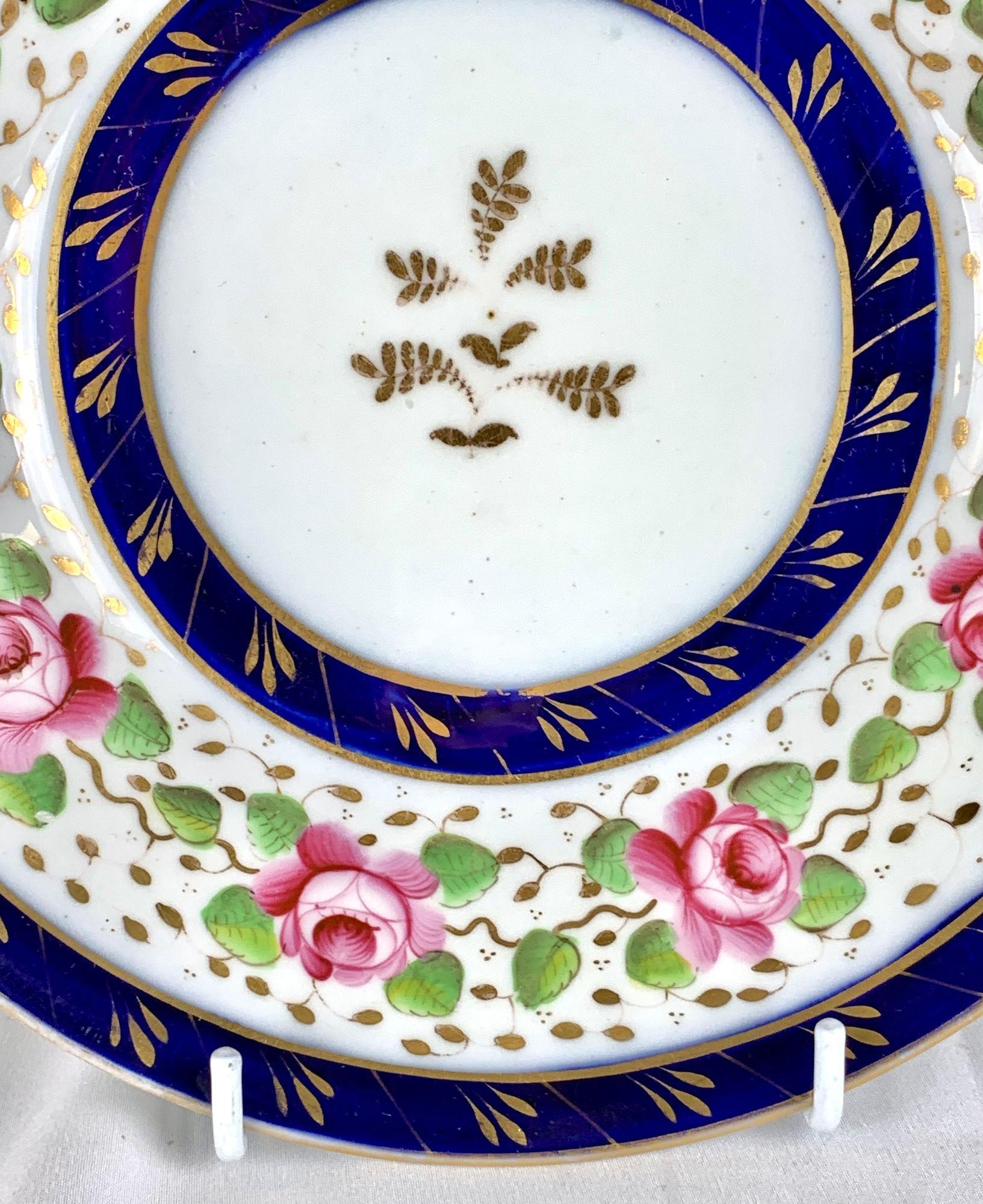 Peint à la main Roses roses peintes à la main sur plat en porcelaine ancienne Angleterre vers 1810 par New Hall en vente