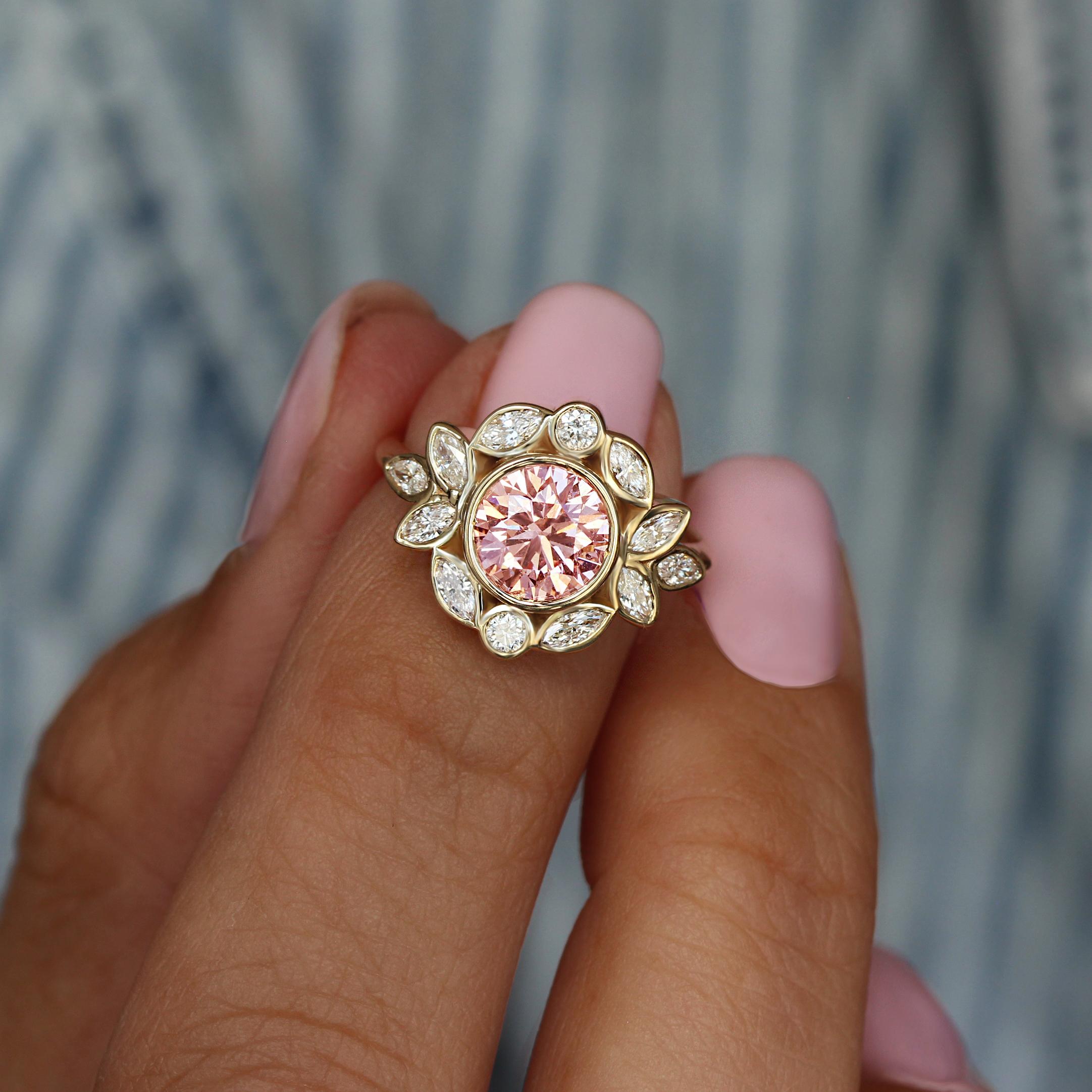 Einzigartiger Vintage-Verlobungsring „Lily Emma“ in Rosa mit runder Diamant-Blume in Lünette im Zustand „Neu“ im Angebot in Hertsliya, IL