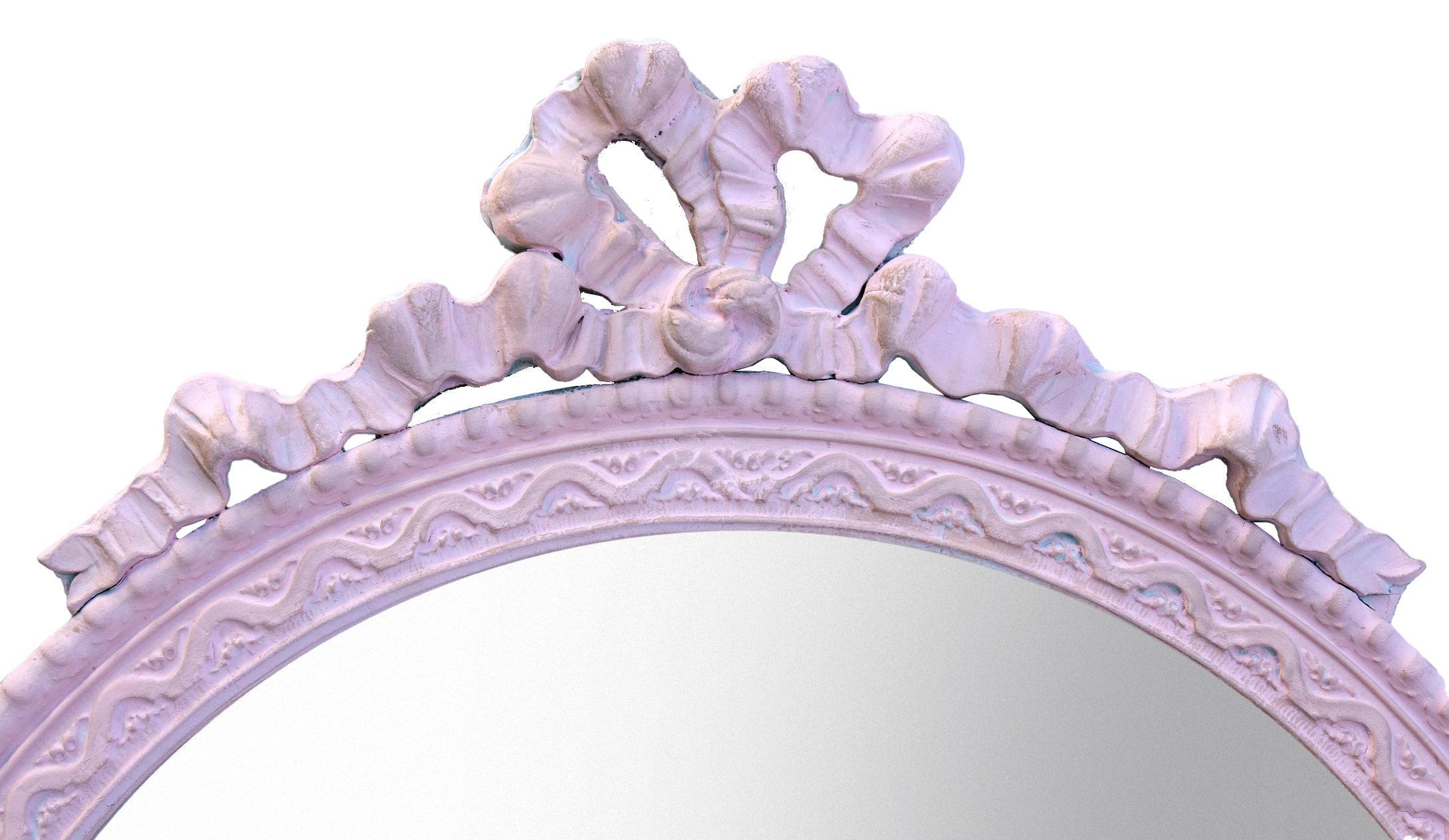 Grazioso specchio rotondo, rifinito in rosa orchidea. 
Pezzo originale d'epoca creato negli anni '40.
L'altezza, compreso il fiocco, è di 21,5