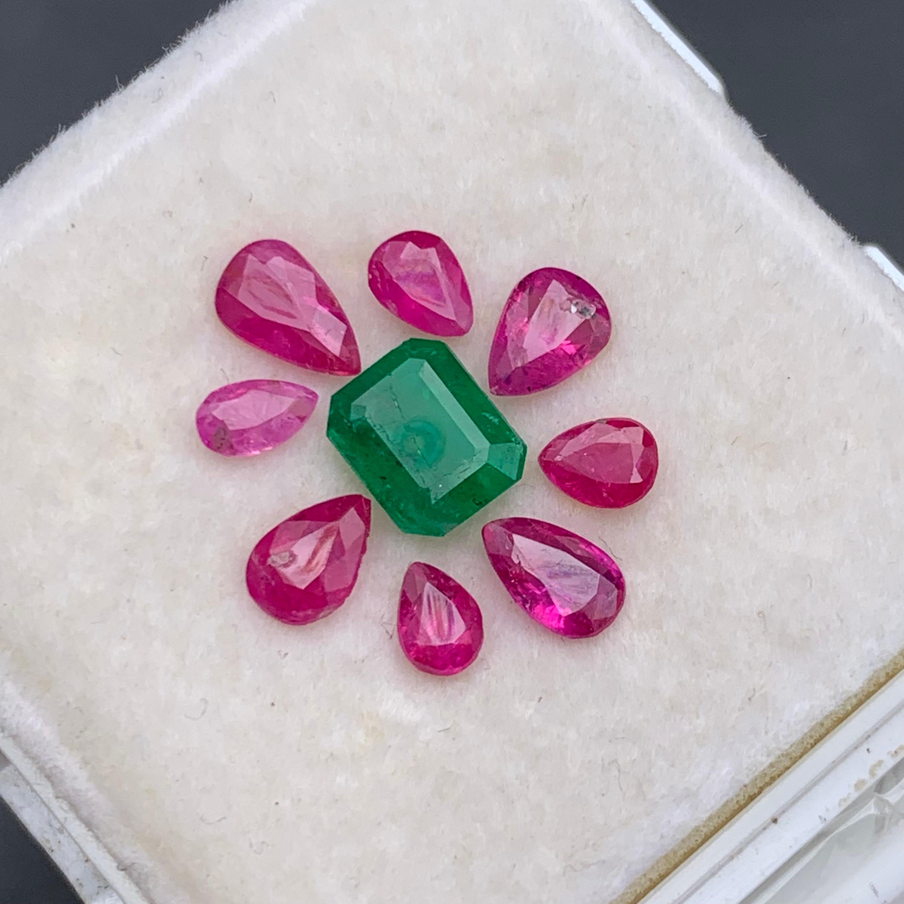 Women's or Men's Pink Ruby & a Green Emerald Loose Gemstones Jewelry Size Lot 4.30 Ct Pear Cut For Sale