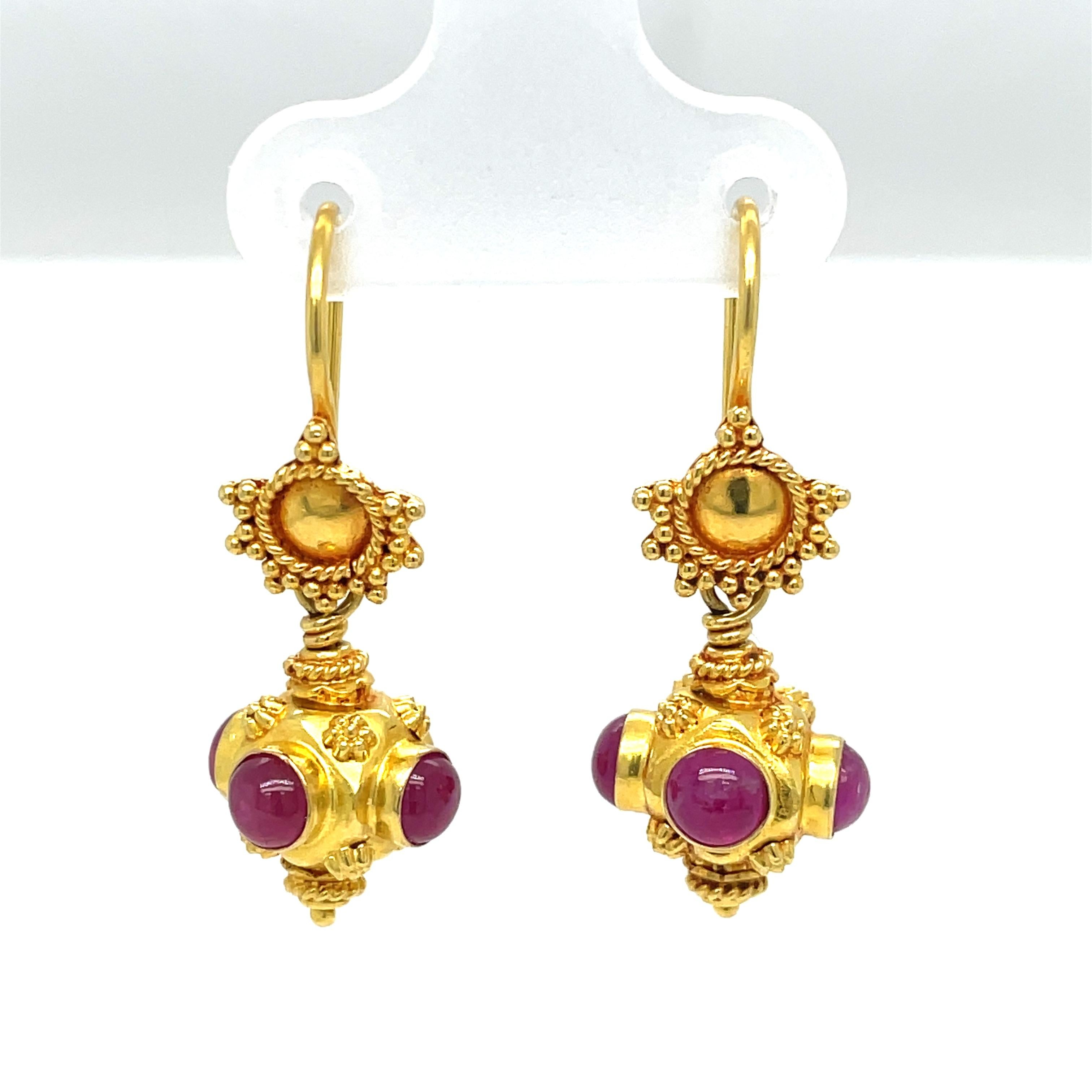 Pendientes de Gota de Oro Amarillo de 18 Kilates con Cabujón de Rubí Rosa en Excelente estado para la venta en Mount Kisco, NY