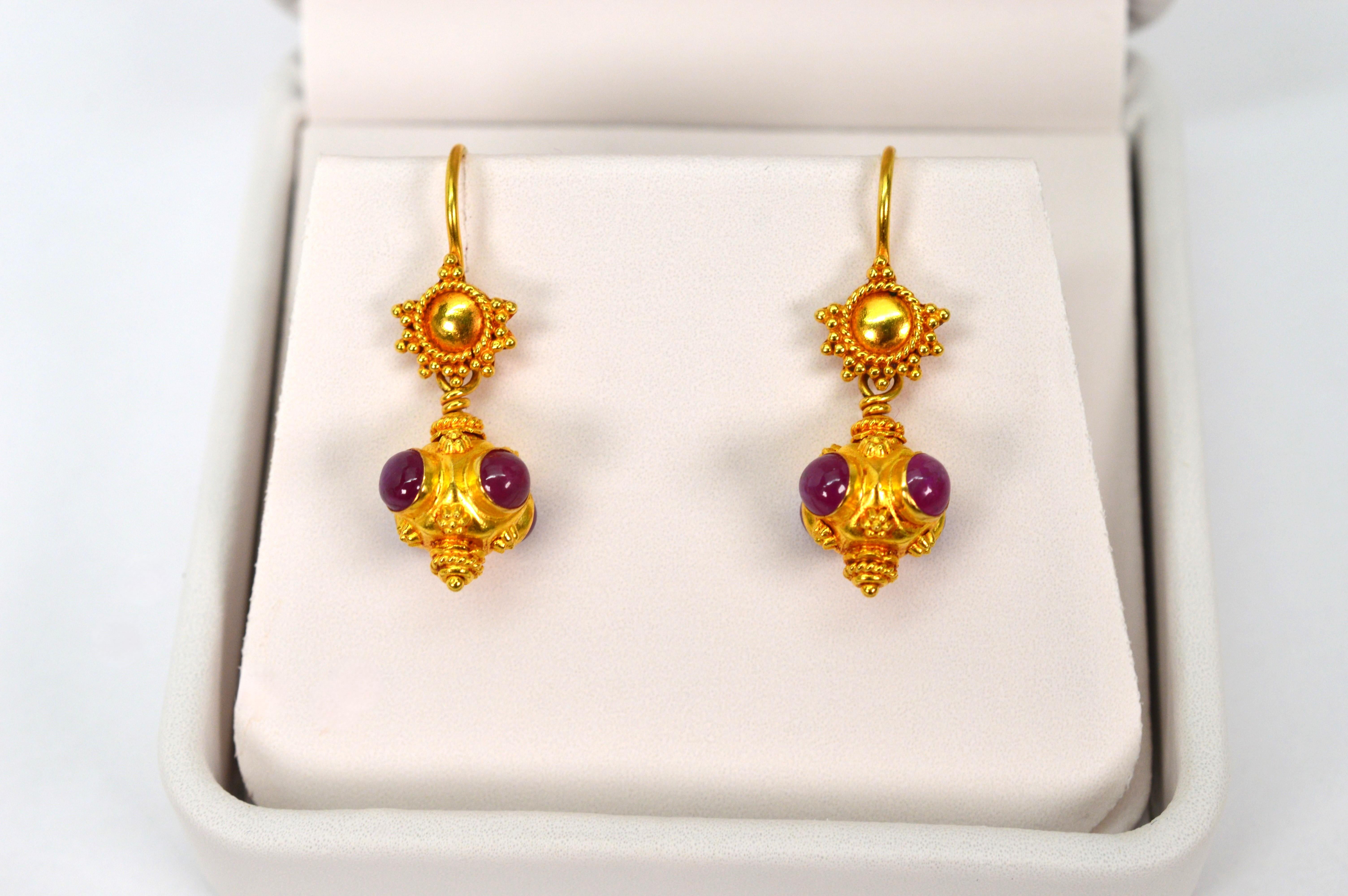 Pendientes de Gota de Oro Amarillo de 18 Kilates con Cabujón de Rubí Rosa en venta 1
