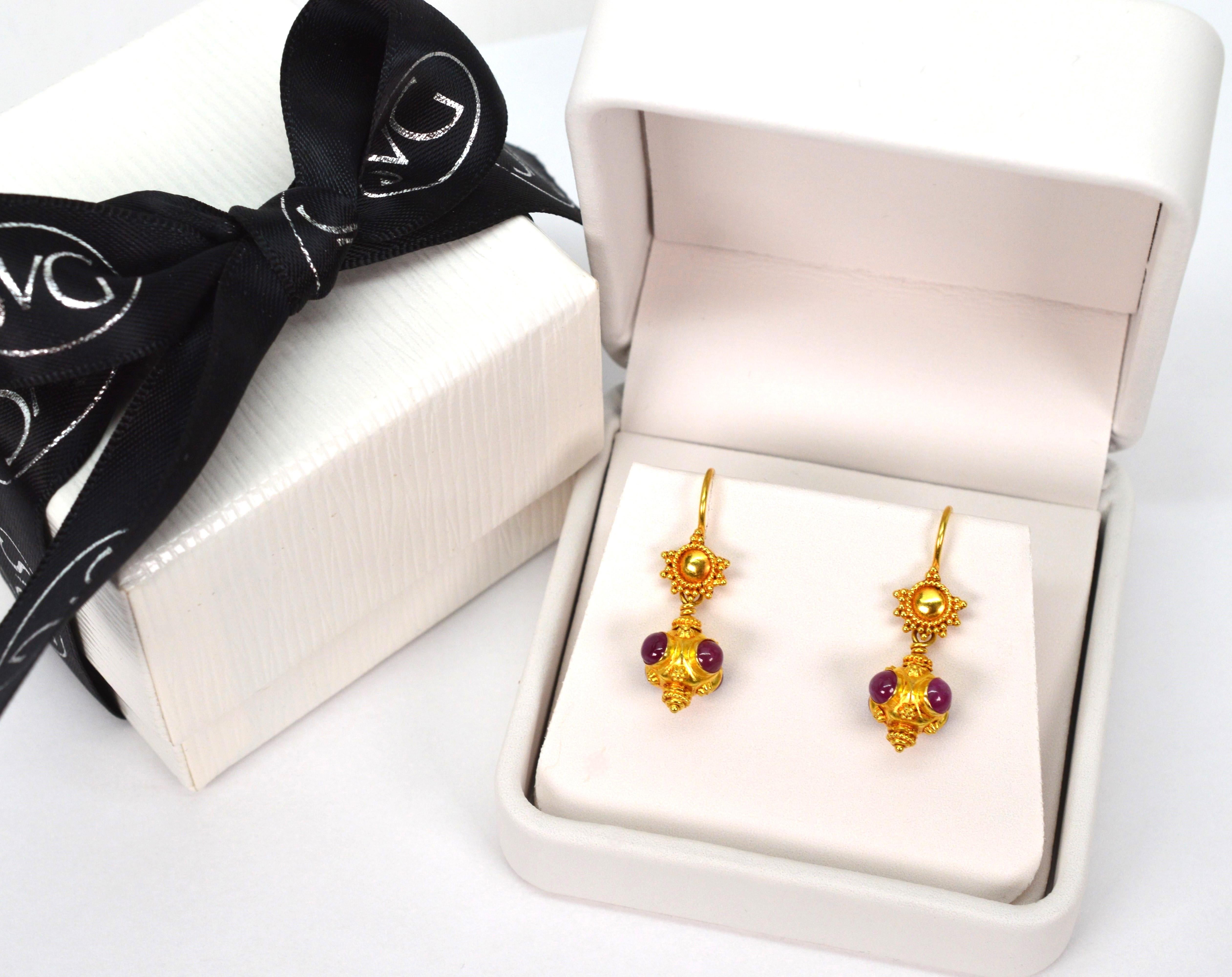 Pendientes de Gota de Oro Amarillo de 18 Kilates con Cabujón de Rubí Rosa en venta 3