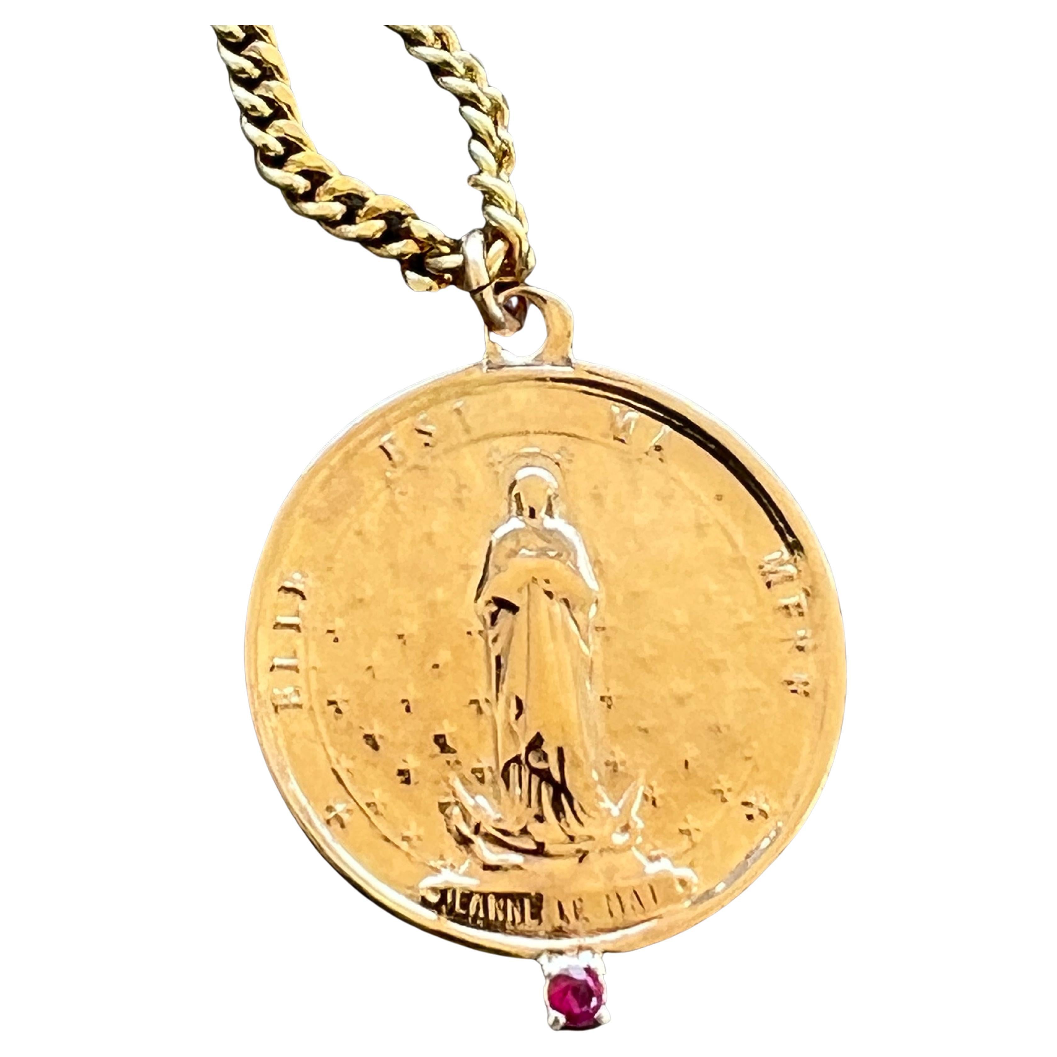 Collana di monete con medaglia francese in rubino rosa Jeanne Le Mat J DAUPHIN

Pezzo esclusivo con una medaglia rotonda in bronzo con la Santa francese Jeanne Le Mat e un rubino incastonato in un anello d'argento appeso a una catenina d'oro. La