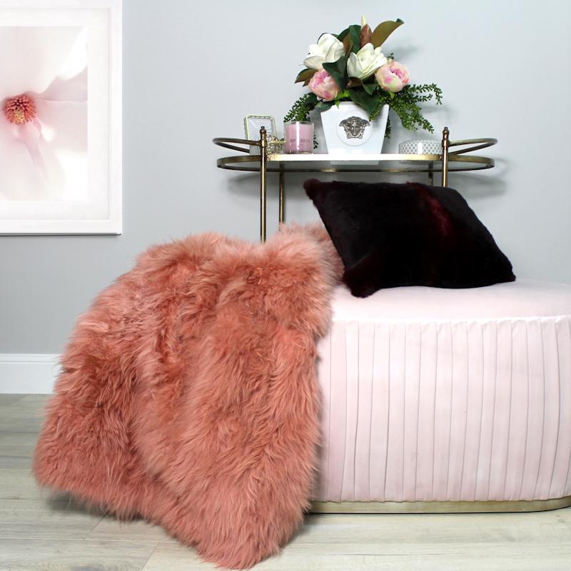 Verleihen Sie Ihrem Interieur Luxus und Komfort, indem Sie diese Decke aus echtem Kaschmirpelz in limitierter Auflage über einen Stuhl, ein Sofa oder ein Bett drapieren. Für die kühleren Abende ist die rostrosa Pelzdecke in Petite-Größe ein