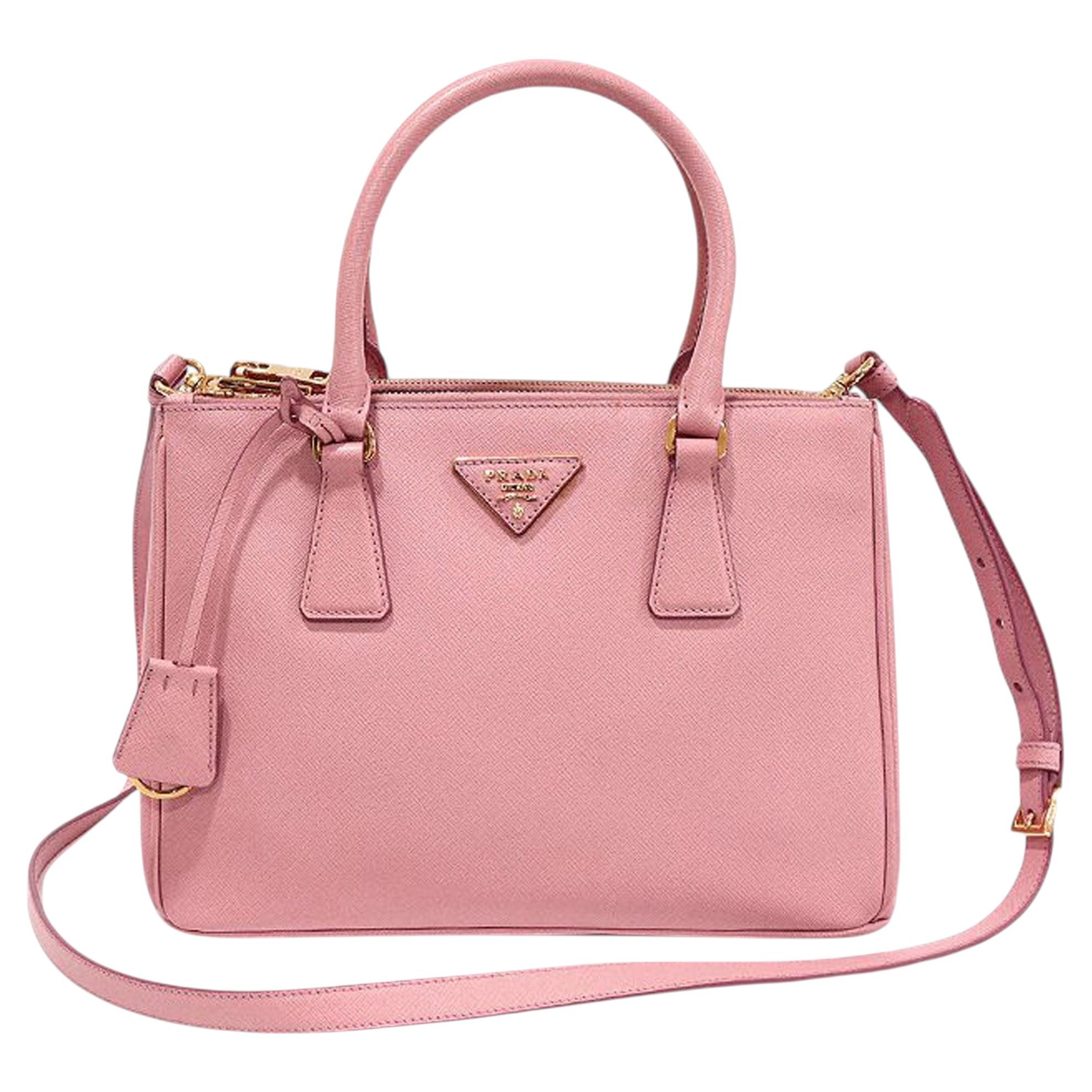 Galleria Medium rosa in pelle Saffiano Lux con triangolo dorato e doppia cerniera in vendita
