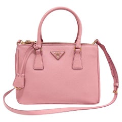 Galleria Medium rosa in pelle Saffiano Lux con triangolo dorato e doppia cerniera