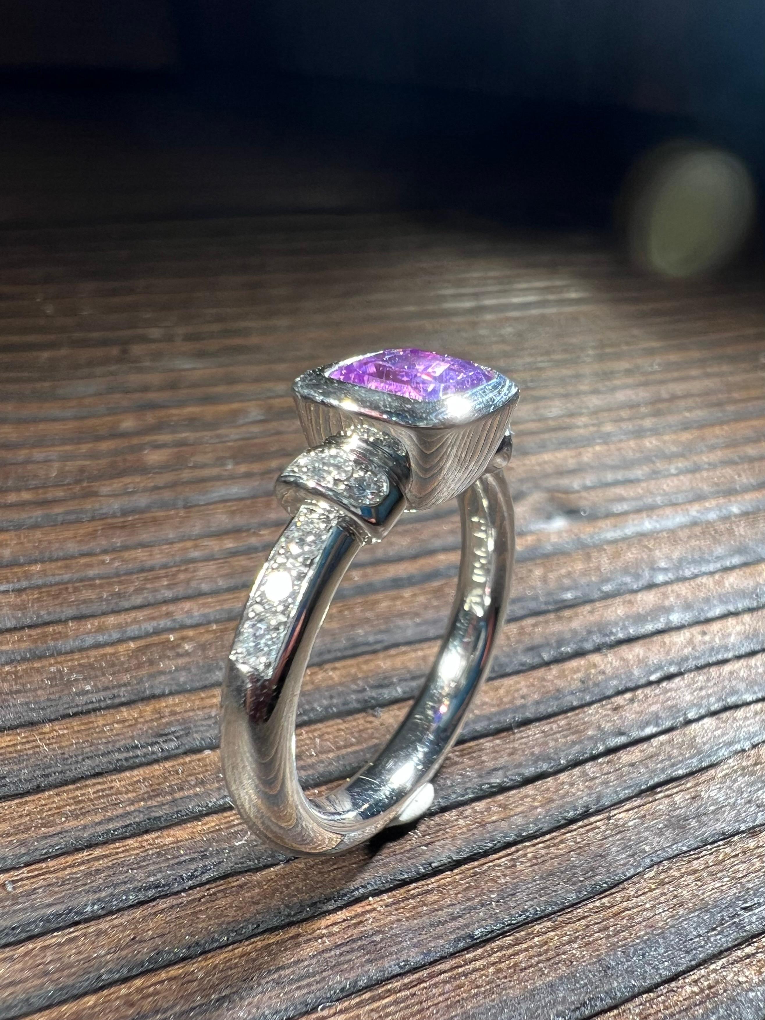 Une platine exquise, qui, avec son Saphir rose de 2,21 carats, non manipulé, fait ressortir la couleur de la peau. L'anneau est doté de 12 brillants à la forme arrondie, d'une pureté de 0,225 carat, qui lui confèrent un aspect parfait. La couleur
