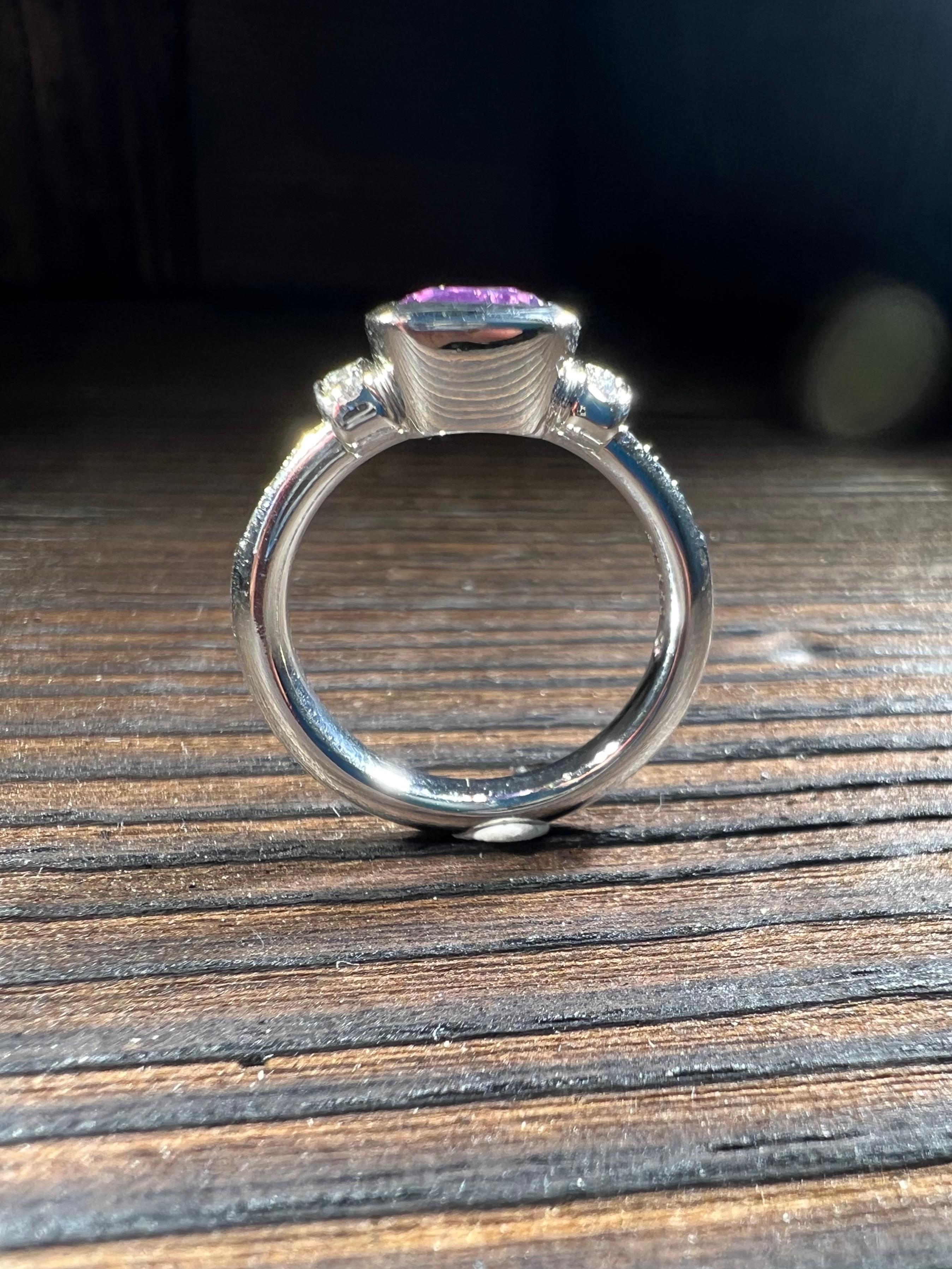Bague en platine en saphir rose Neuf - En vente à Spiez, CH