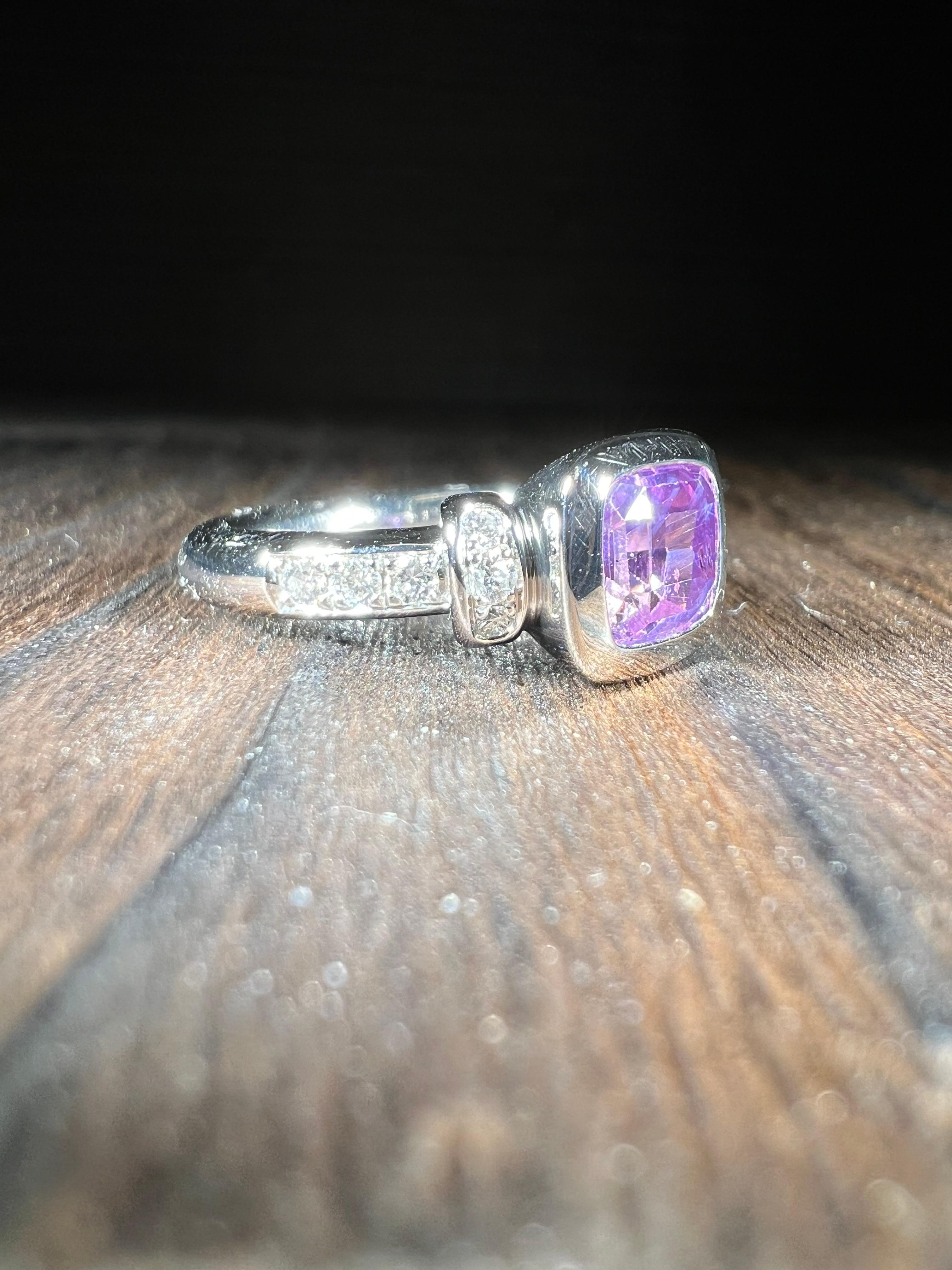 Bague en platine en saphir rose en vente 2