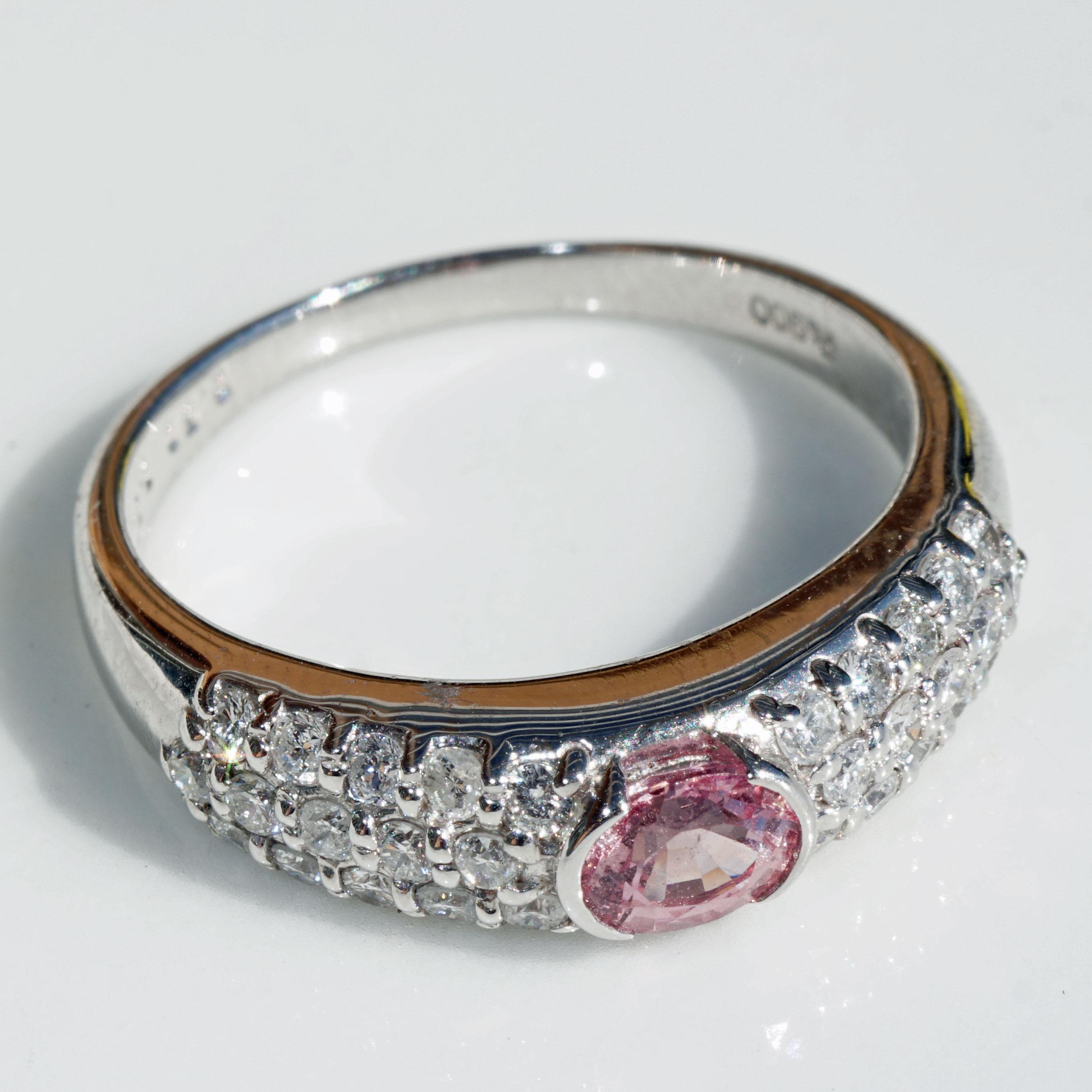 this great platinum ring is very noble worked, an oval facetted pink sapphire of approx. 0.51 ct, 6 x 4 mm, AAA+, great brilliance and in the ring shoulders pavee set full cut diamonds total approx. 0.50 ct, TW (fine white) / SI1-2 (small