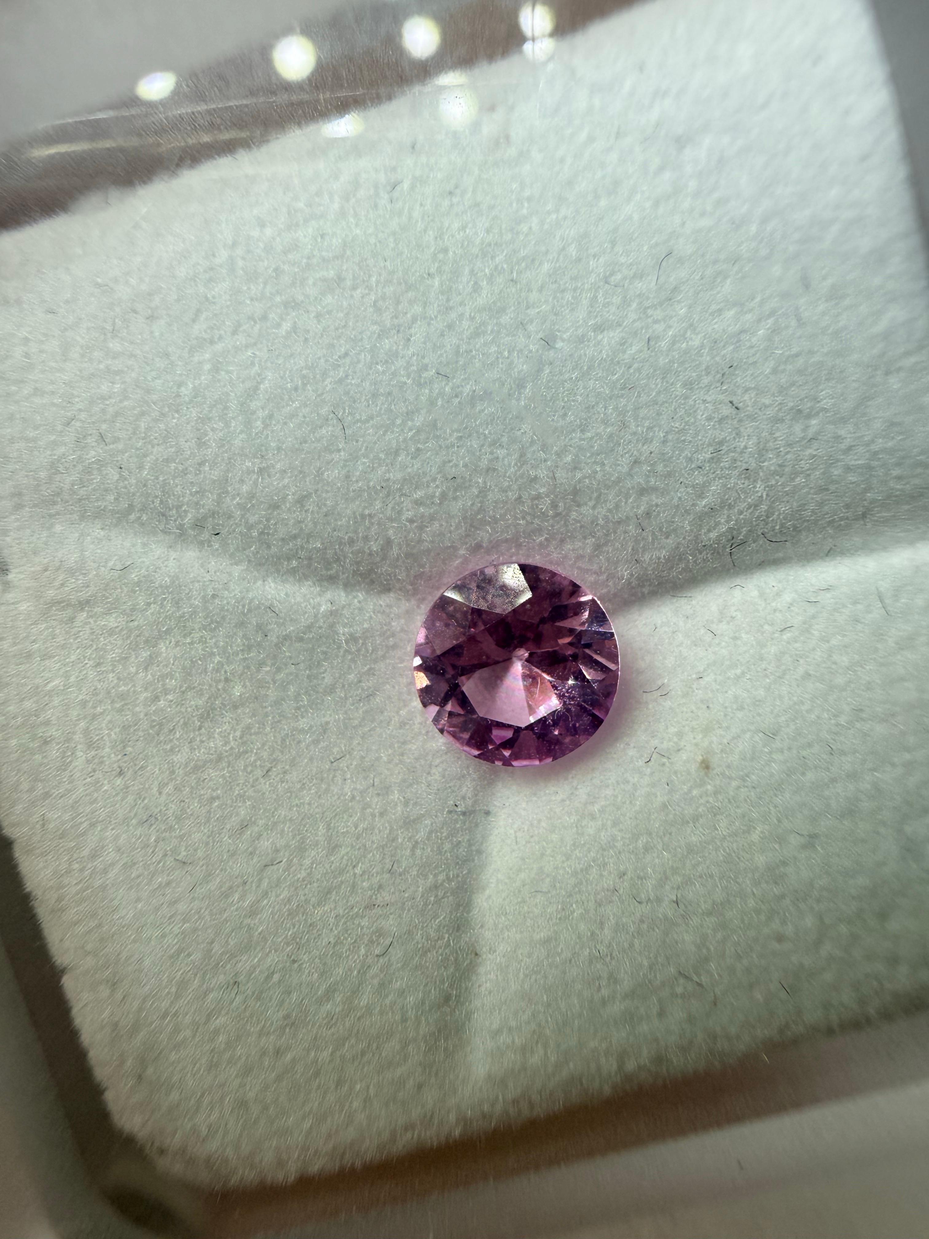 Runder loser natürlicher rosa Saphir 0,86 Karat. Wird mit einem Echtheitszertifikat geliefert.

WAS SIE BEI STAMPAR JEWELERS BEKOMMEN:
Stampar Jewelers, im Herzen von Jupiter, Florida, ist ein Juweliergeschäft und Studio, das sich der 100%igen