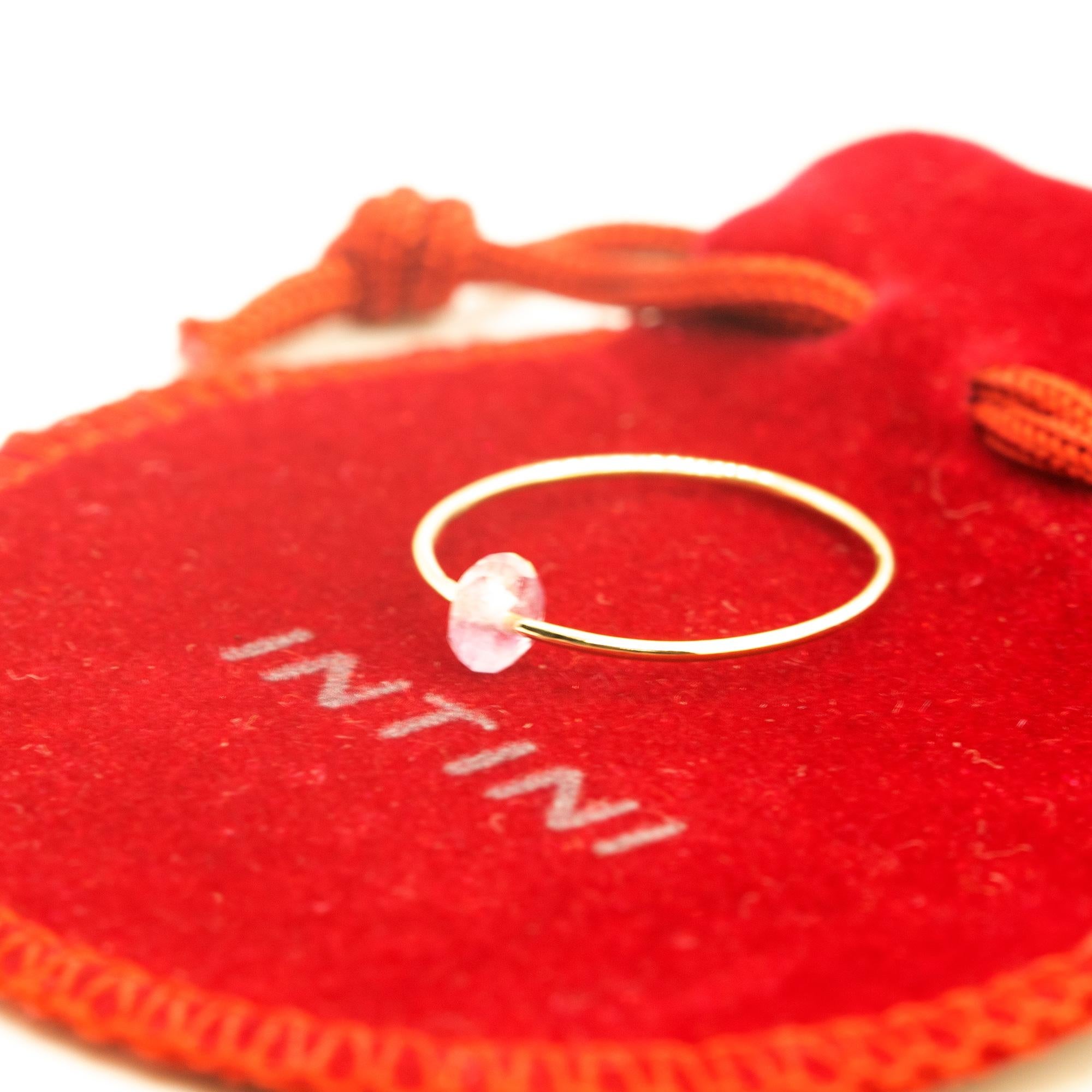 Bague Planet Signature INTINI Jewels. Bague de conception contemporaine en or jaune 18 carats.  Passion et intensité mélangées en un seul bijou. Faites-vous plaisir avec un design fort et minimaliste, pour un look chic et époustouflant. Ce design