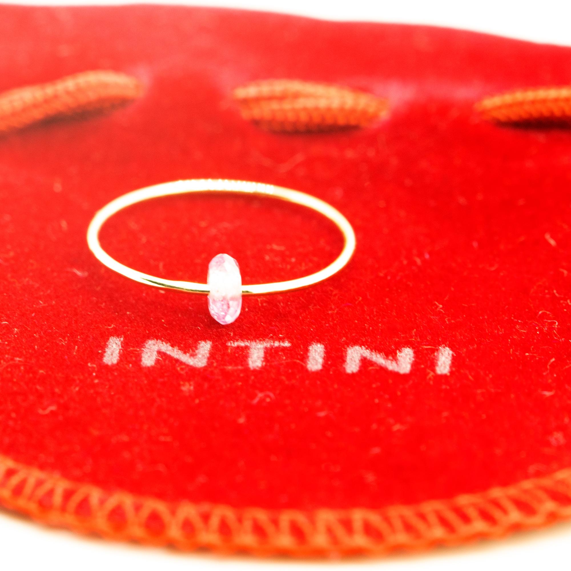 Moderne Bague jonc Planet Boho Chic en or jaune 18 carats avec saphir rose et perles, Intini Jewels en vente