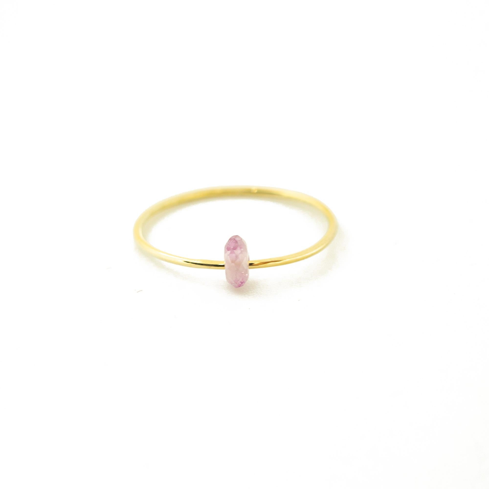 Taille ronde Bague jonc Planet Boho Chic en or jaune 18 carats avec saphir rose et perles, Intini Jewels en vente