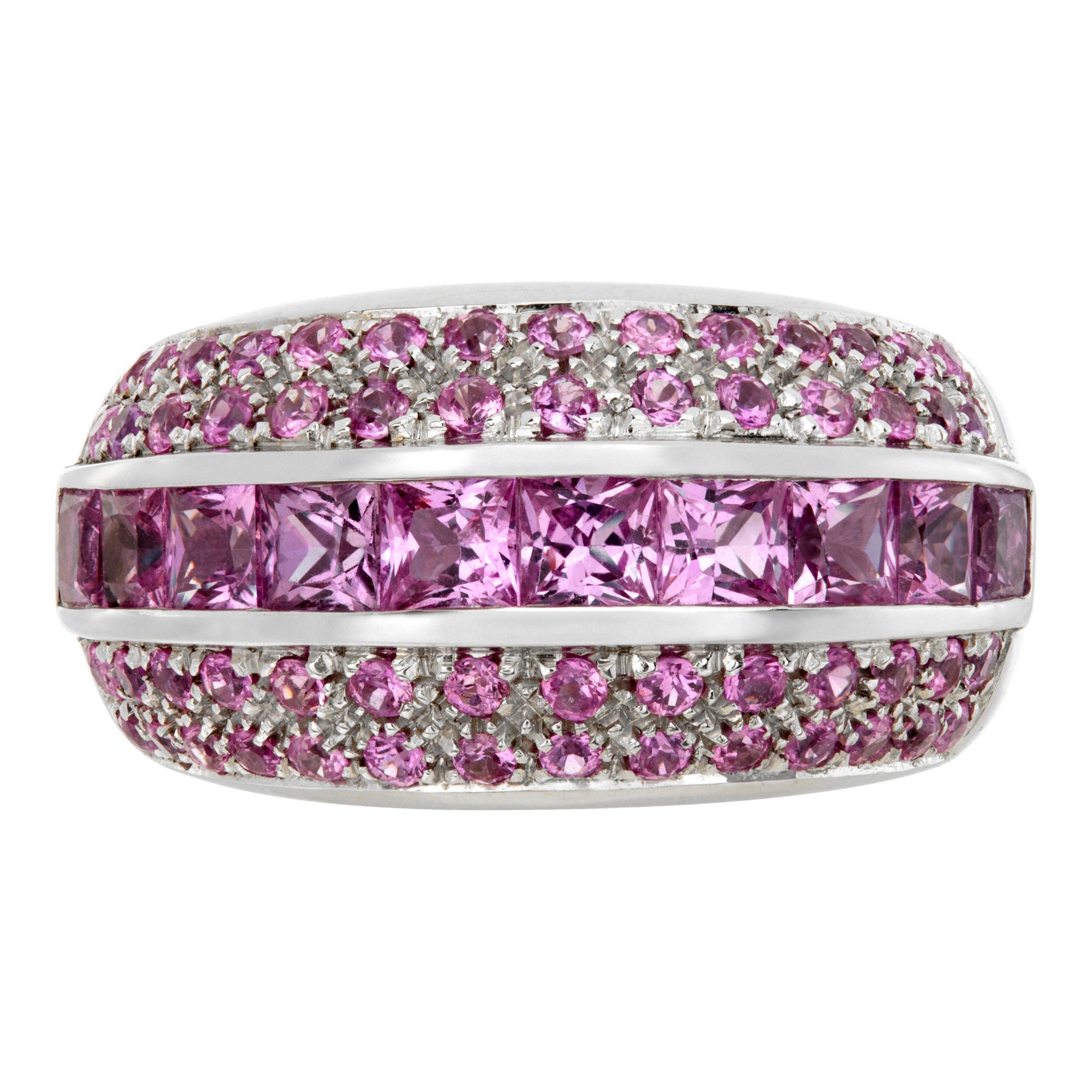Anello con zaffiro rosa in oro bianco 18 carati con circa 3 carati di zaffiri princess incastonati al centro e 4 file di zaffiri prink rotondi. Misura dell'anello. 5.75

Questo anello con zaffiro rosa è attualmente di misura 5,75 e alcuni articoli