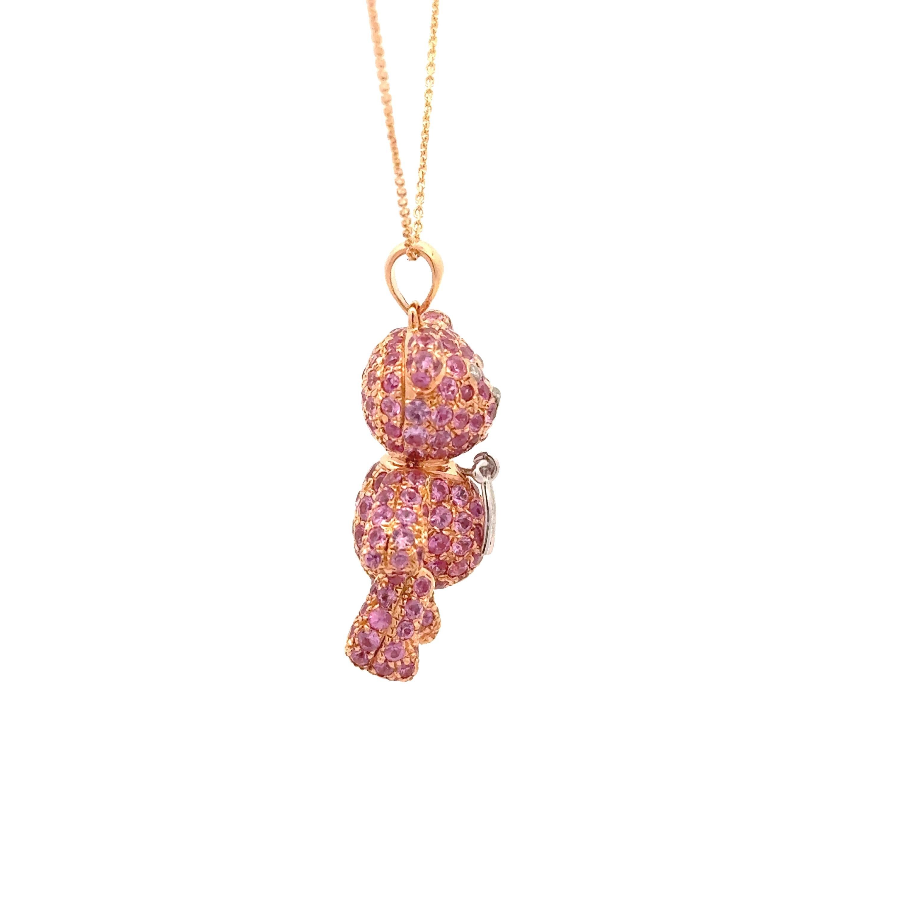 Moderno Catena con ciondolo a forma di orsetto in oro giallo 18 carati e zaffiro rosa in vendita