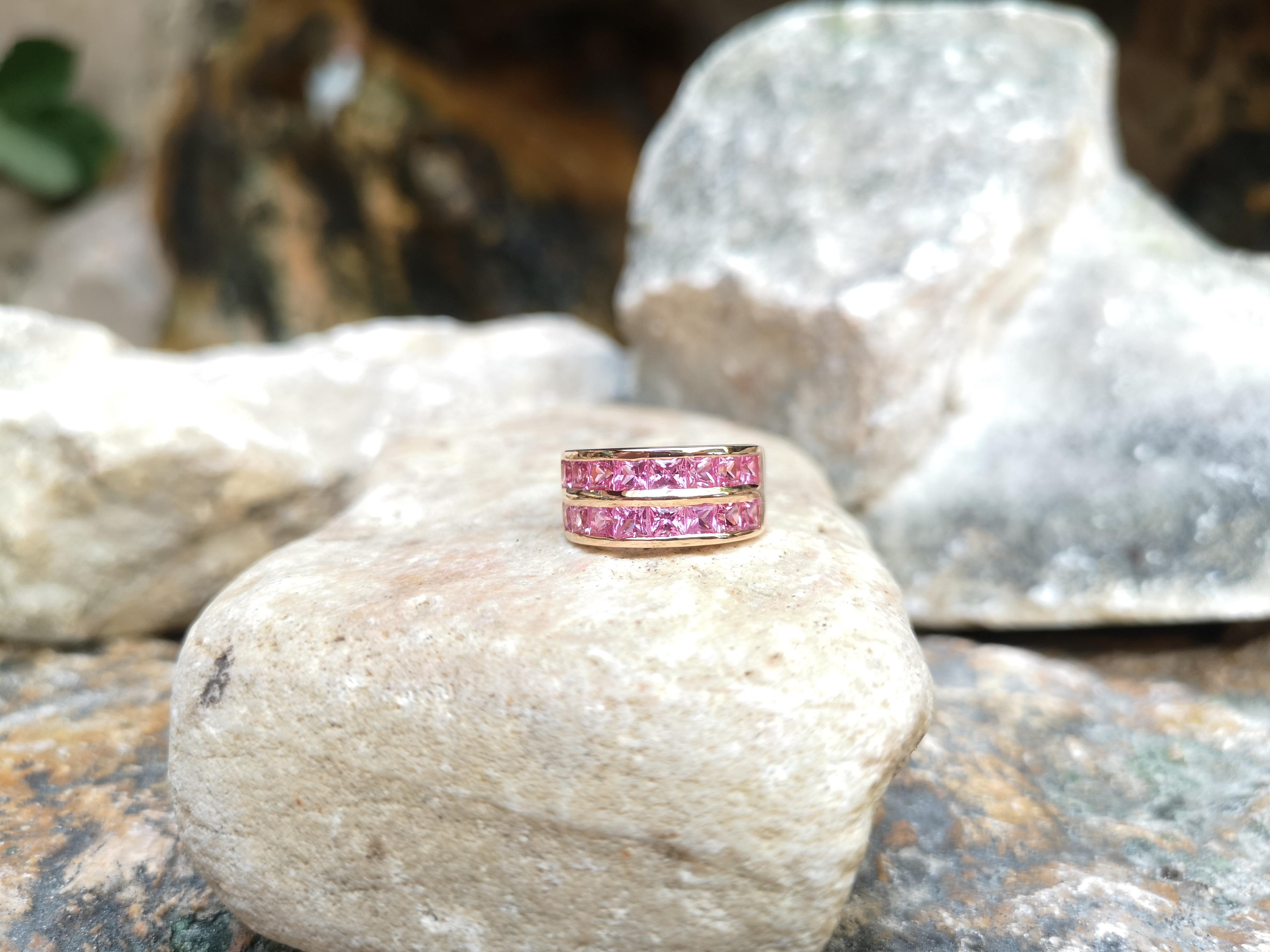 Contemporary Pink Sapphire 4.13 Carats Ring Set in 18 Karat Rose Gold Settings For Sale