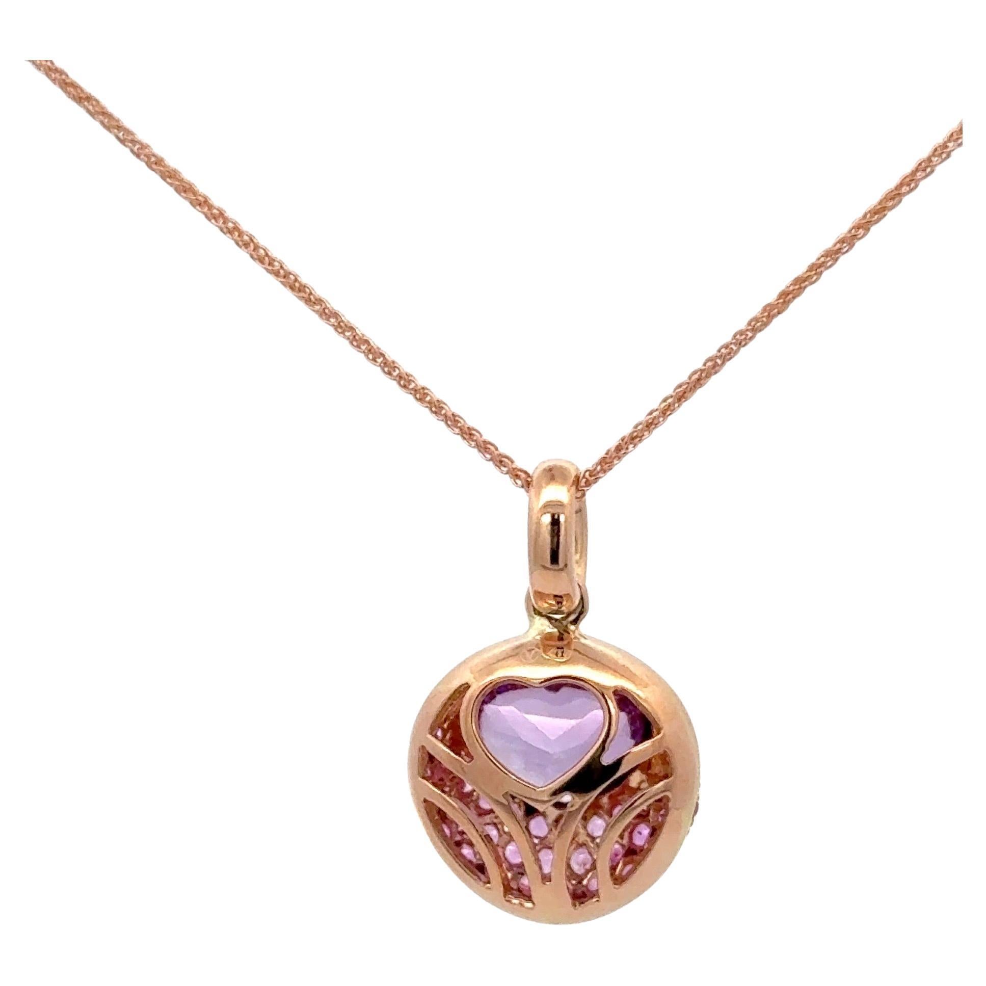 Pendente in oro rosa 14 carati con un cuore di ametista del peso di 1,53 carati affiancato da 36 zaffiri rosa del peso di 0,41 carati. 
Sono disponibili orecchini abbinati. 

Misure:
Ciondolo: 0.50