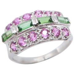 Bague à anneau rayé en or blanc 18 carats avec saphir rose et tsavorite verte baguette